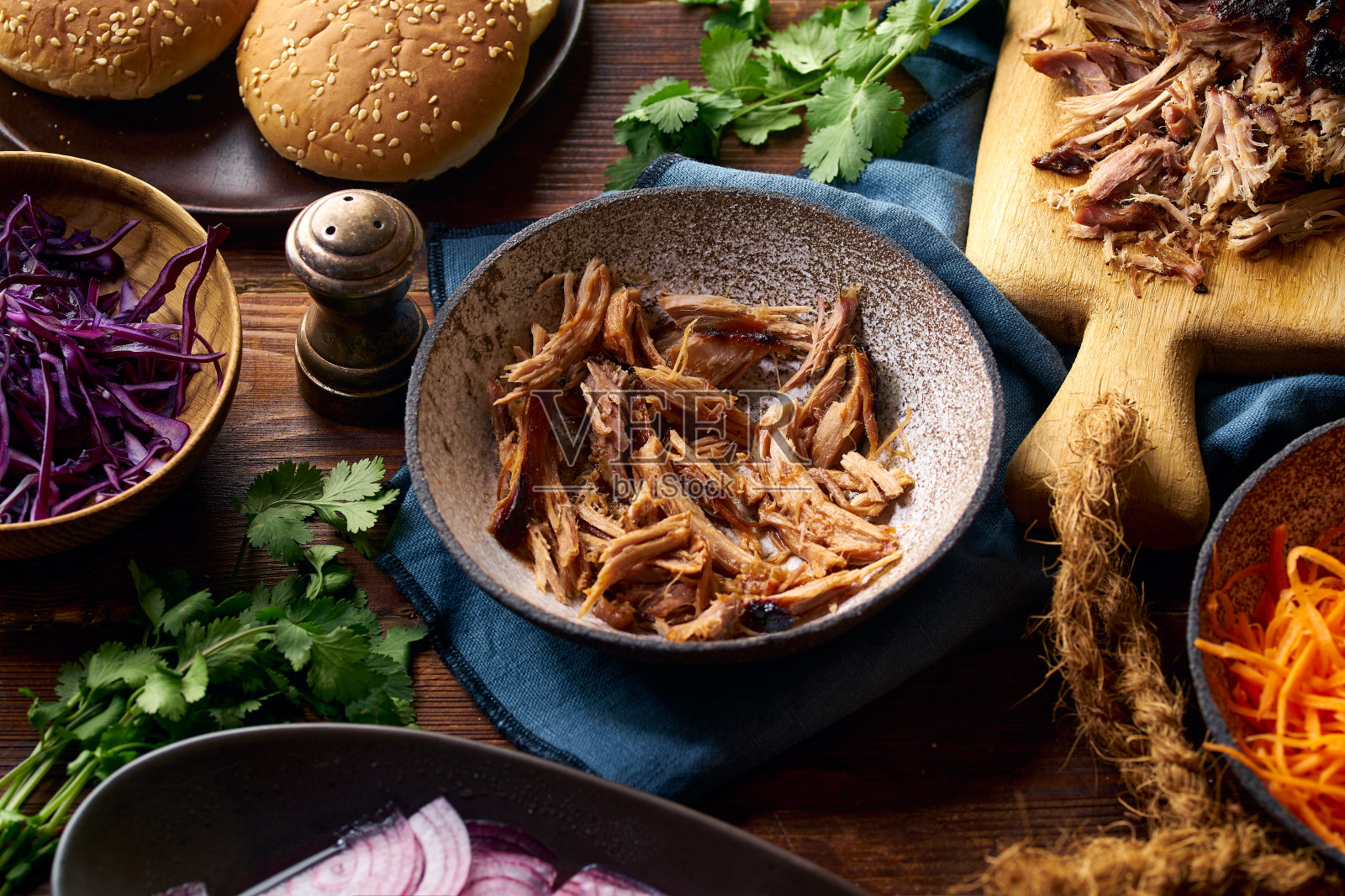 叉烧猪肉配烧烤酱和泡菜照片摄影图片