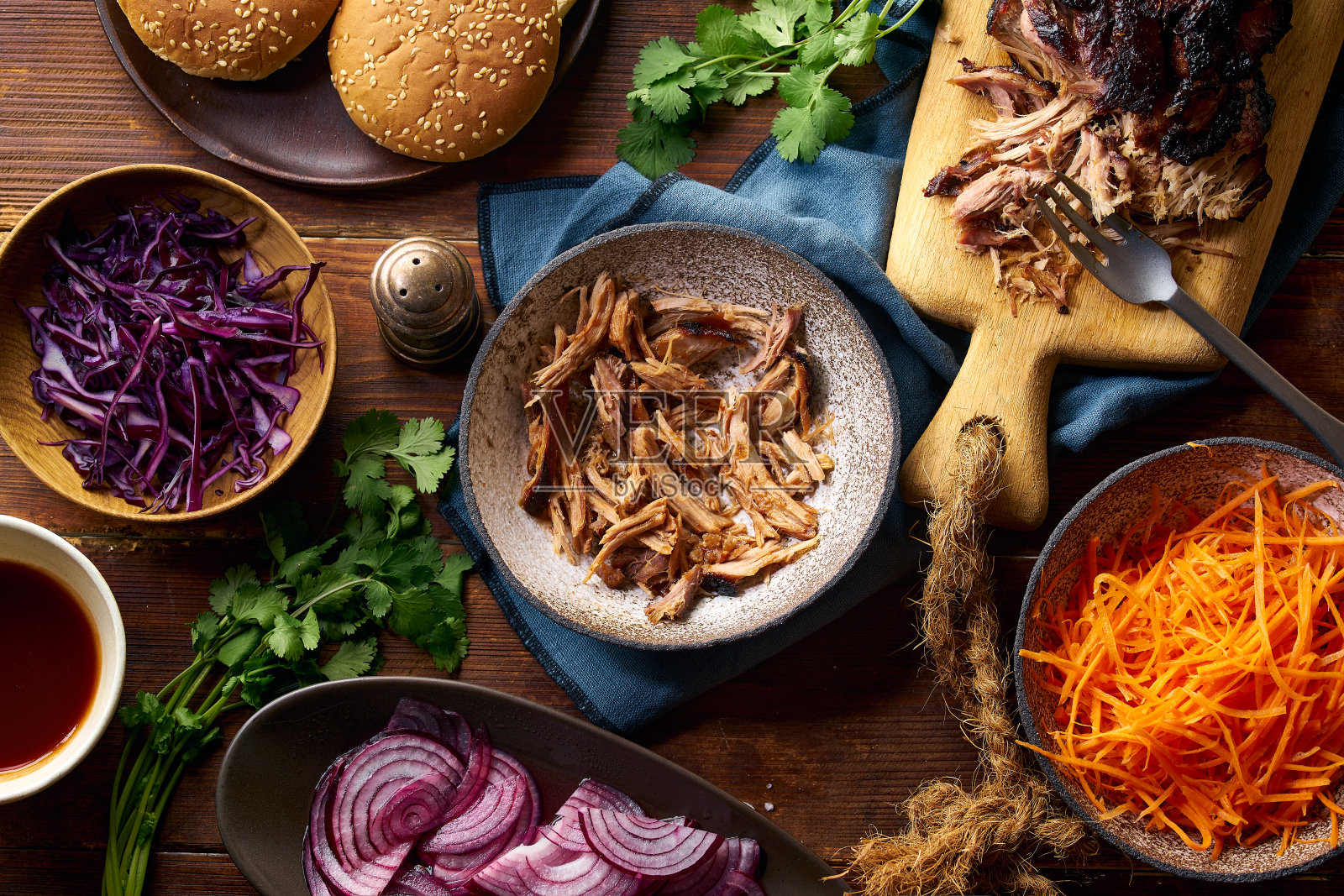 叉烧猪肉配烧烤酱和泡菜照片摄影图片