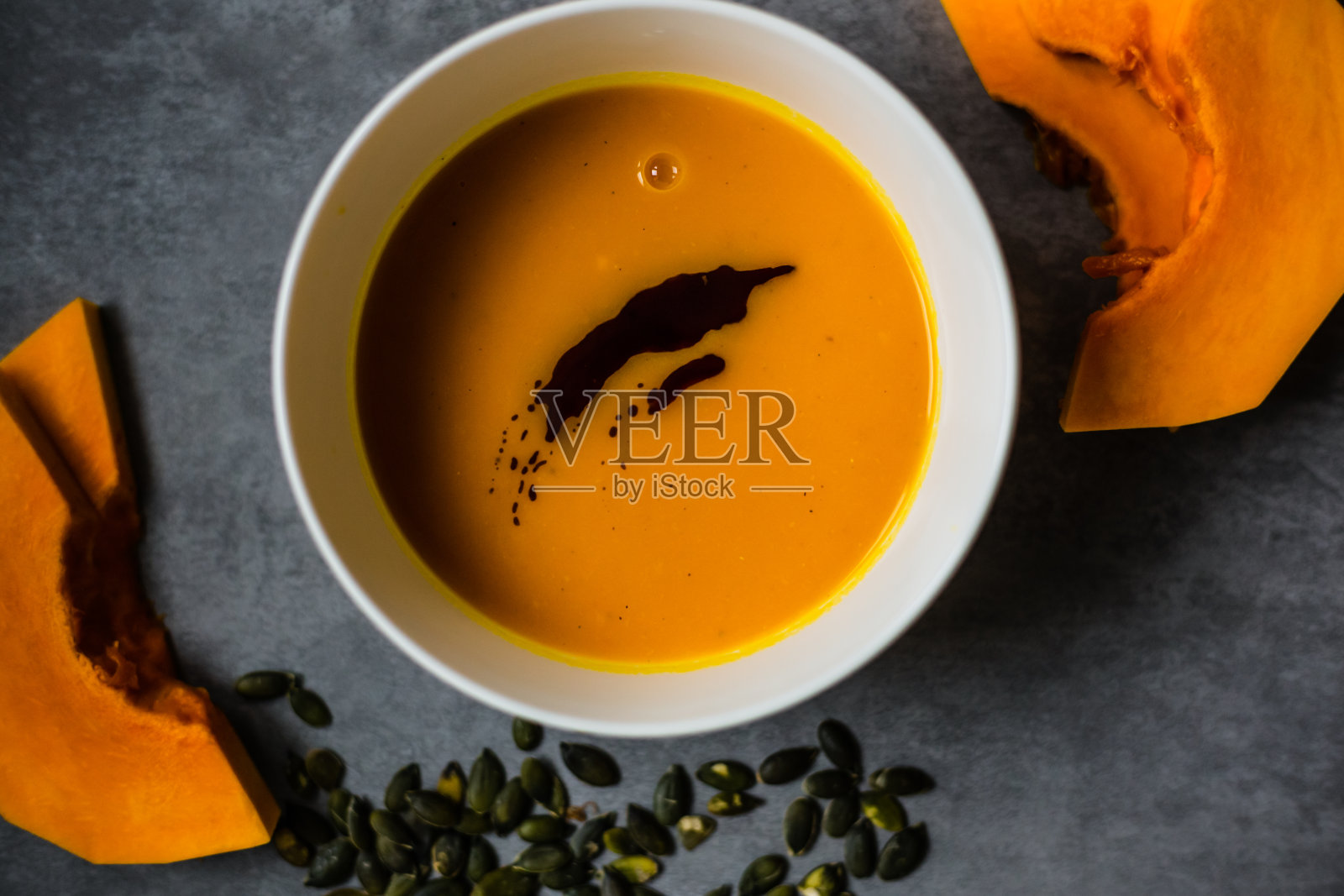 在乡村背景下自制南瓜汤照片摄影图片