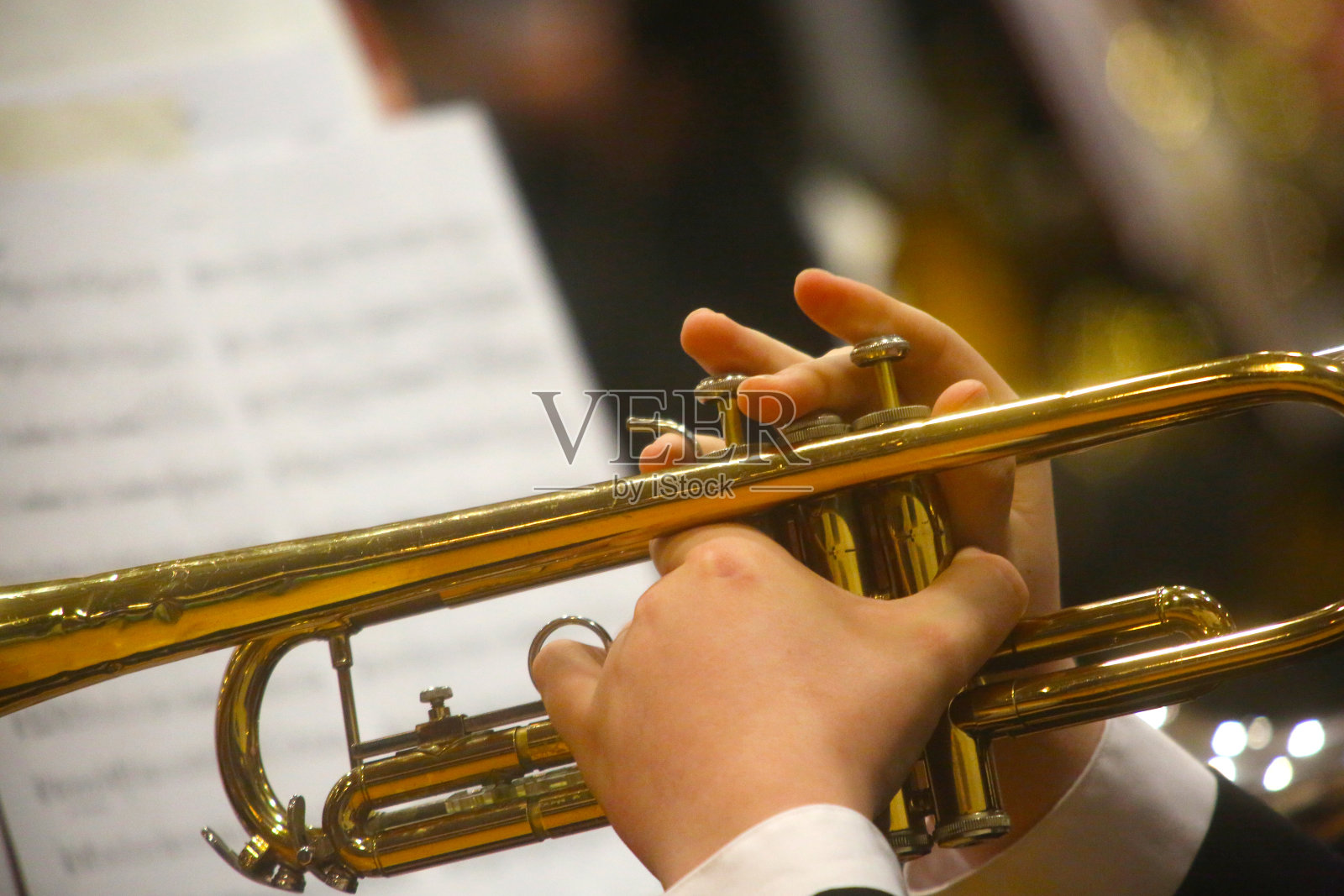 学生音乐家演奏小号照片摄影图片