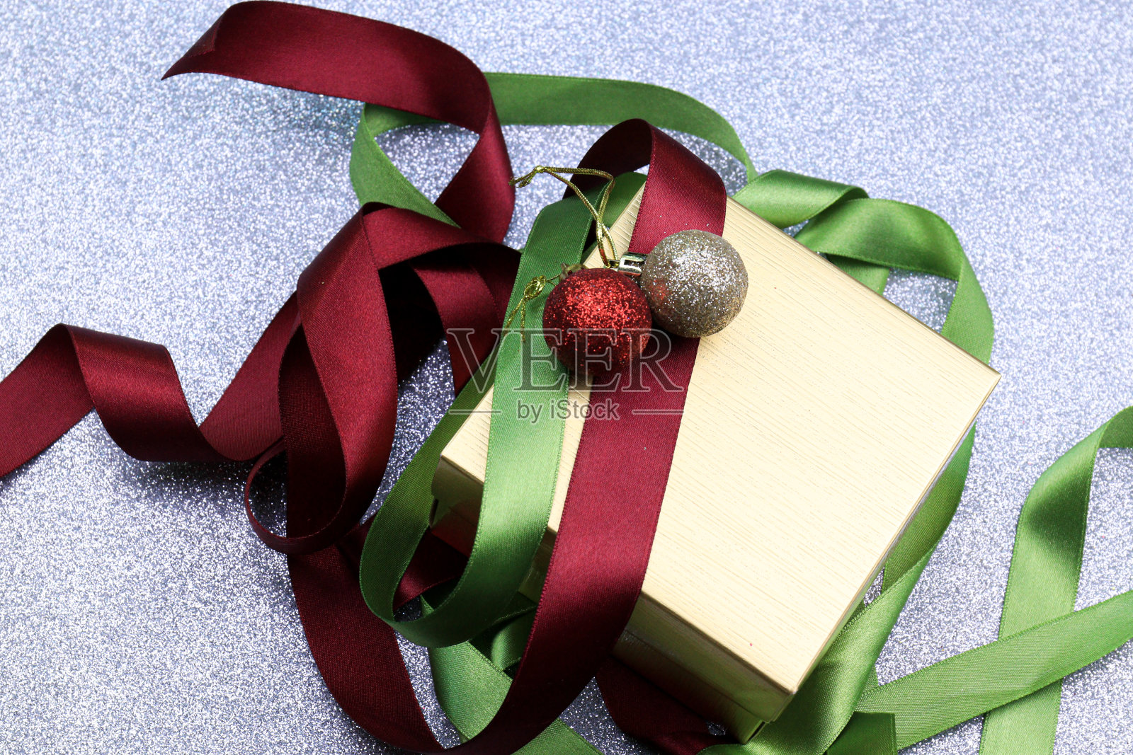 金礼盒作为节日问候的礼物照片摄影图片