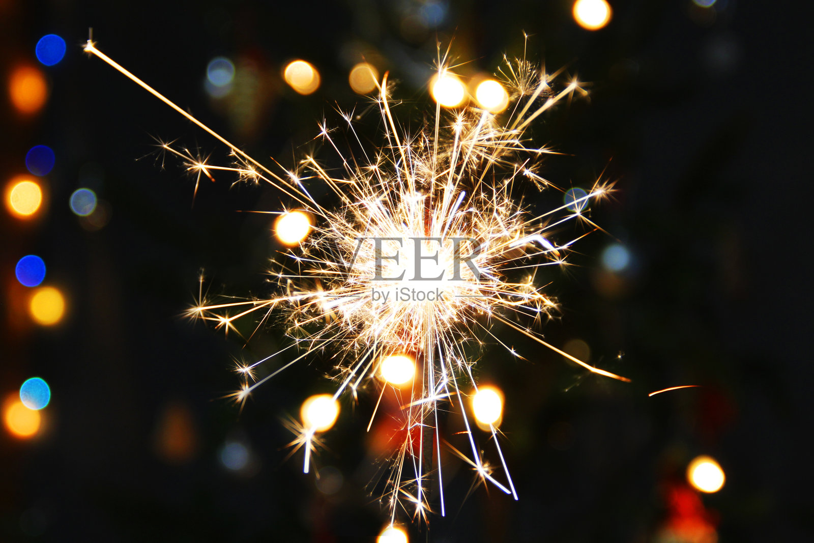 灯。火花。圣诞节的背景。圣诞彩灯渐近。庆祝活动照片摄影图片