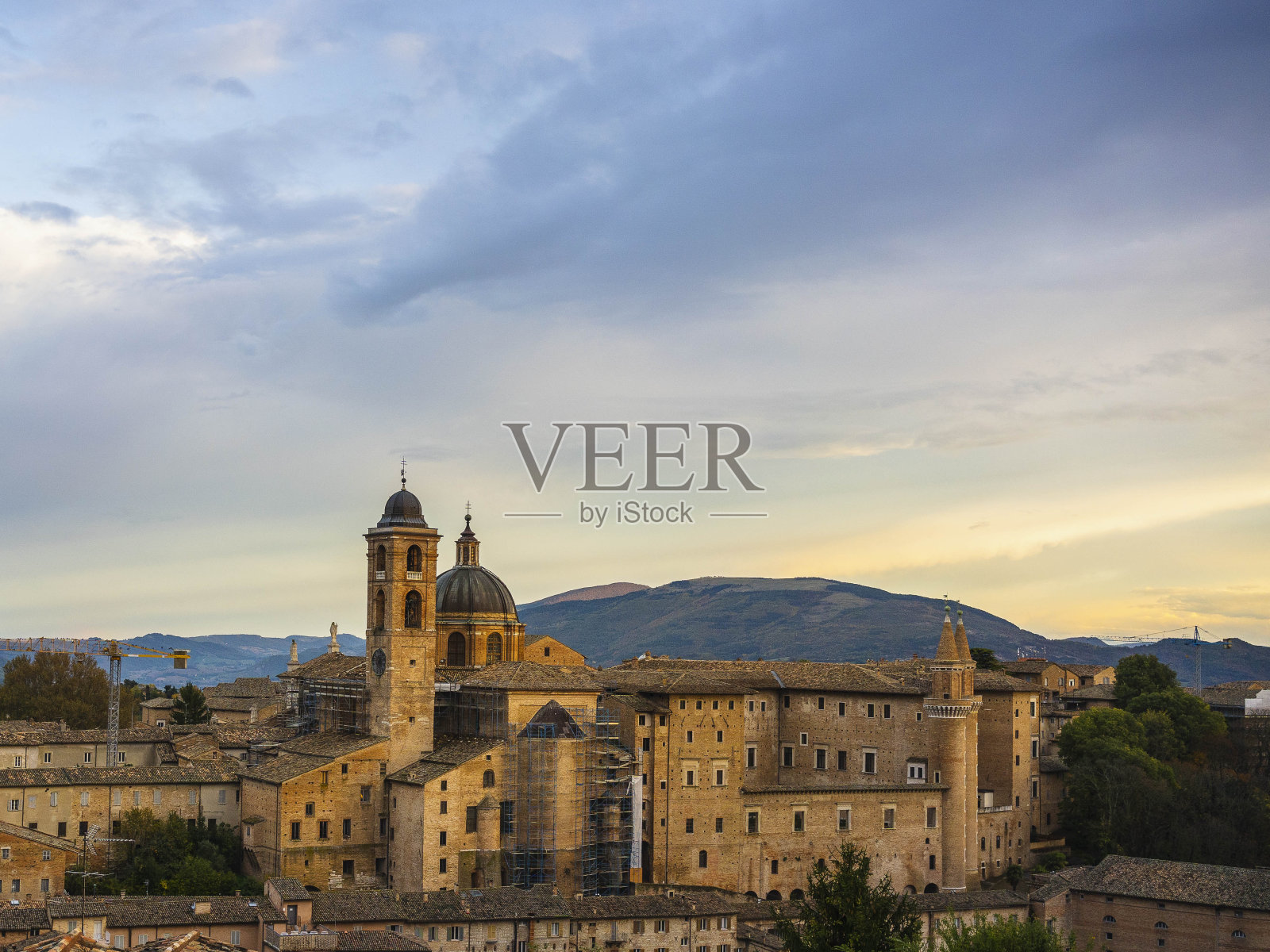 乌尔比诺城全景，马尔凯，意大利照片摄影图片