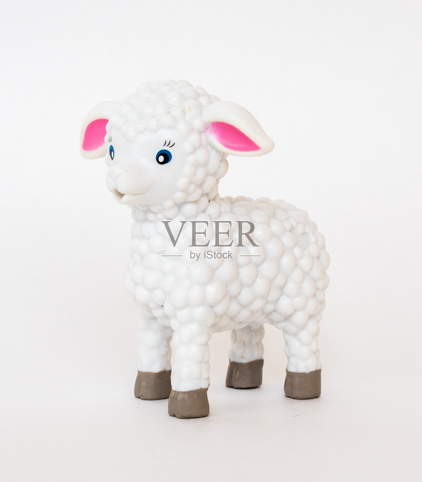 白色背景上的白色玩具羔羊照片摄影图片