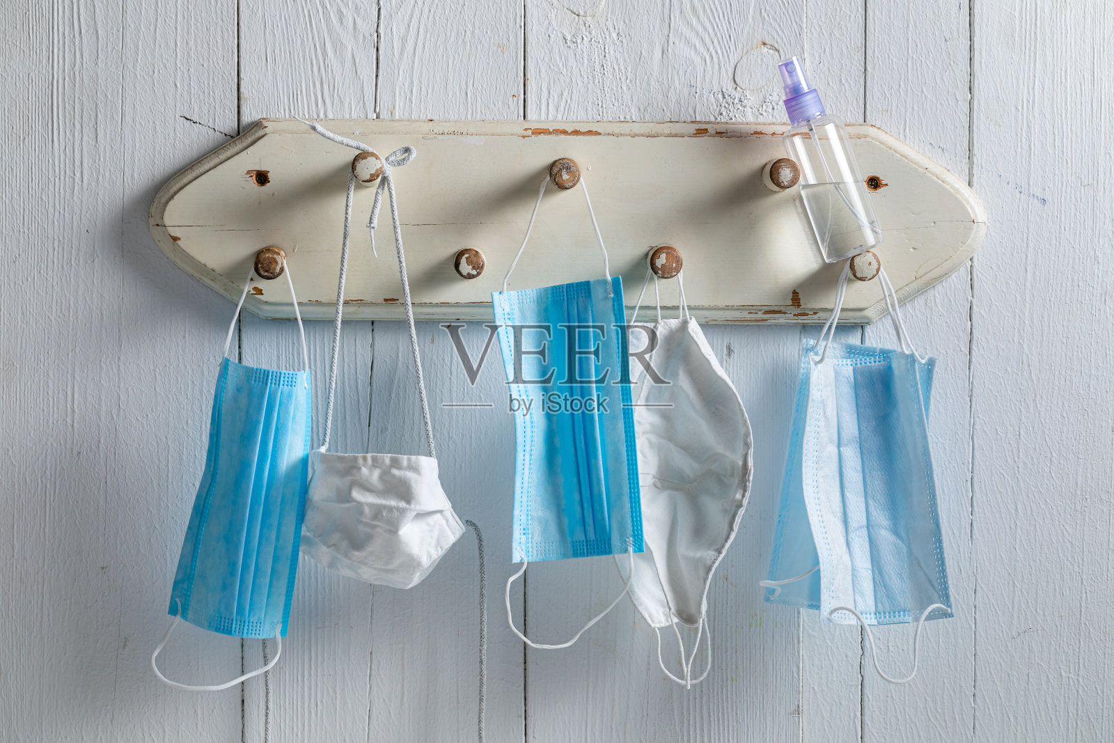 口罩挂在衣架上，保护新冠肺炎照片摄影图片