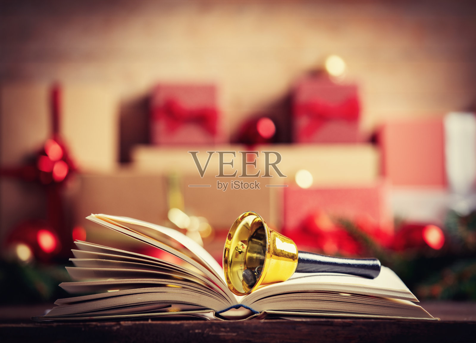 打开书与铃铛和圣诞礼物和小玩意的背景照片摄影图片