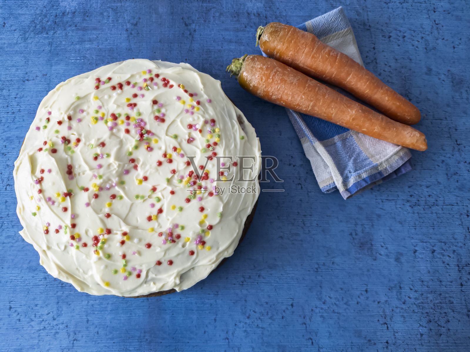 胡萝卜蛋糕和它的配料，在蓝色的桌子上照片摄影图片