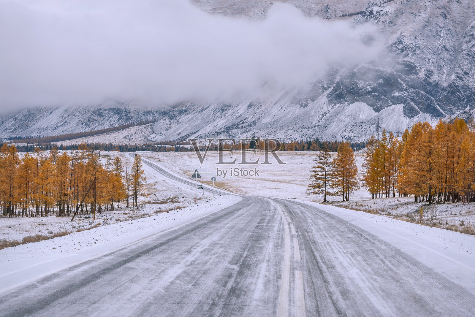 路山雪，秋树金照片摄影图片