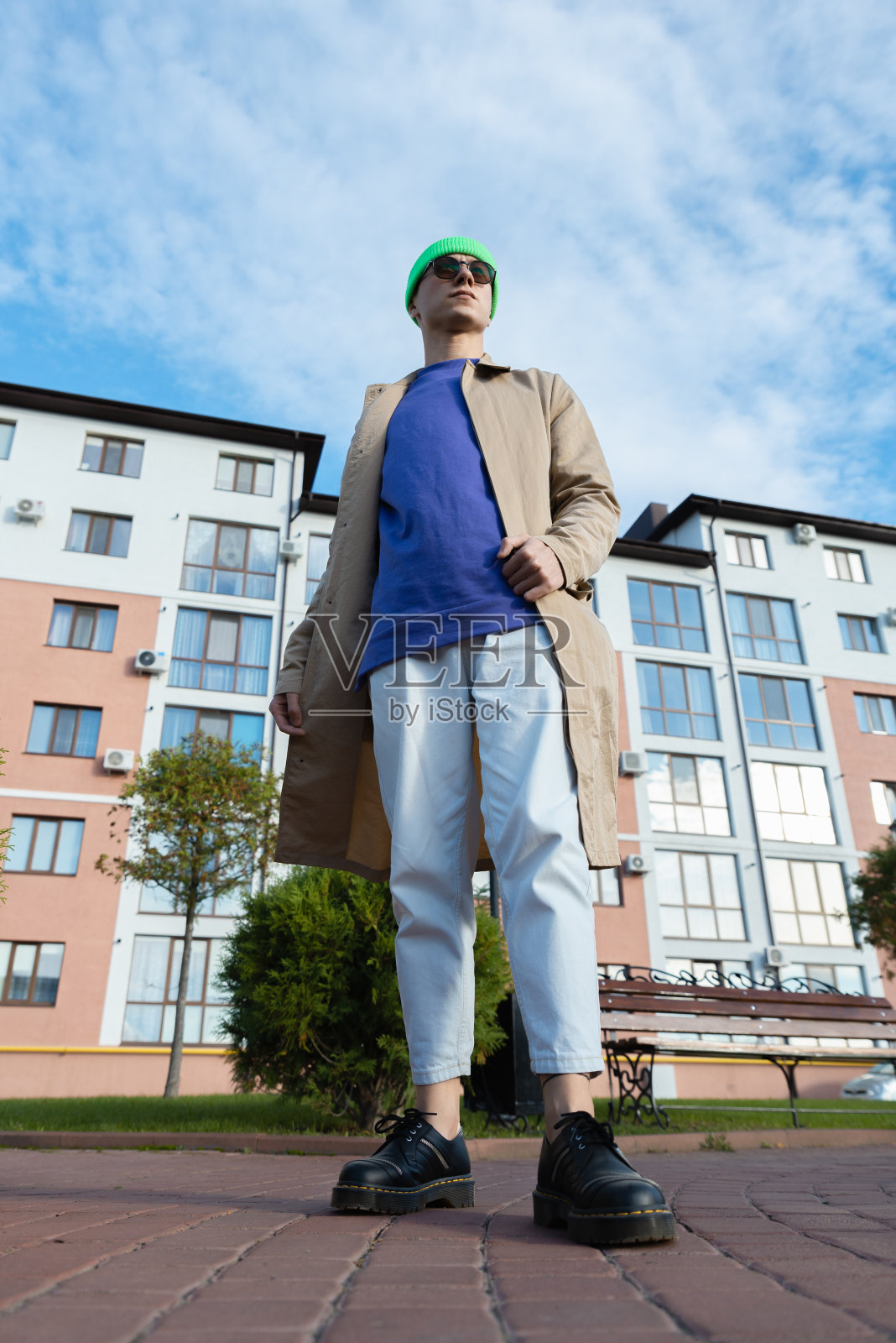 低角度的一个无忧无虑的年轻男性是对着天空。照片摄影图片