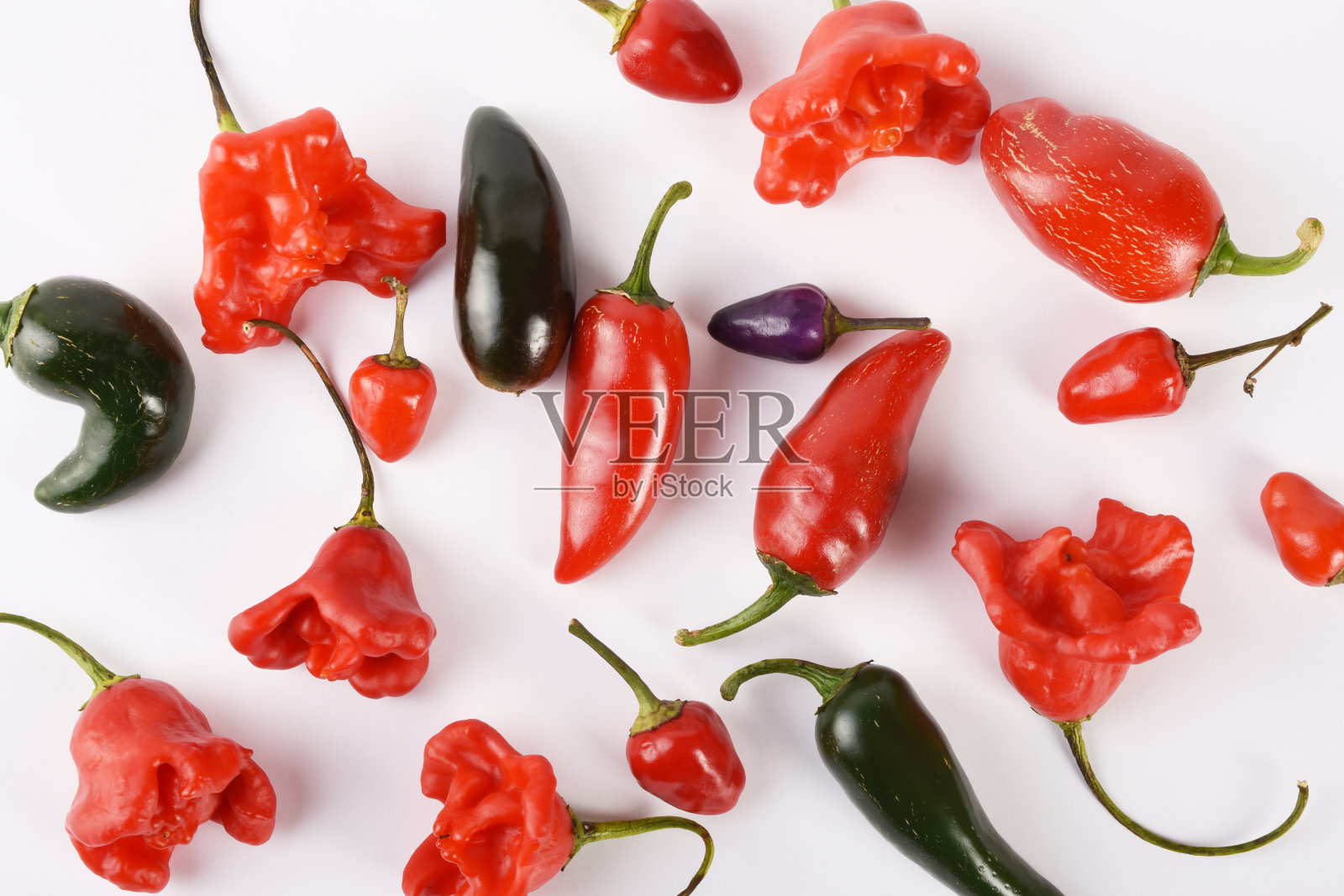 红辣椒混合在白色的背景，红辣椒，青辣椒，红辣椒，墨西哥胡椒照片摄影图片