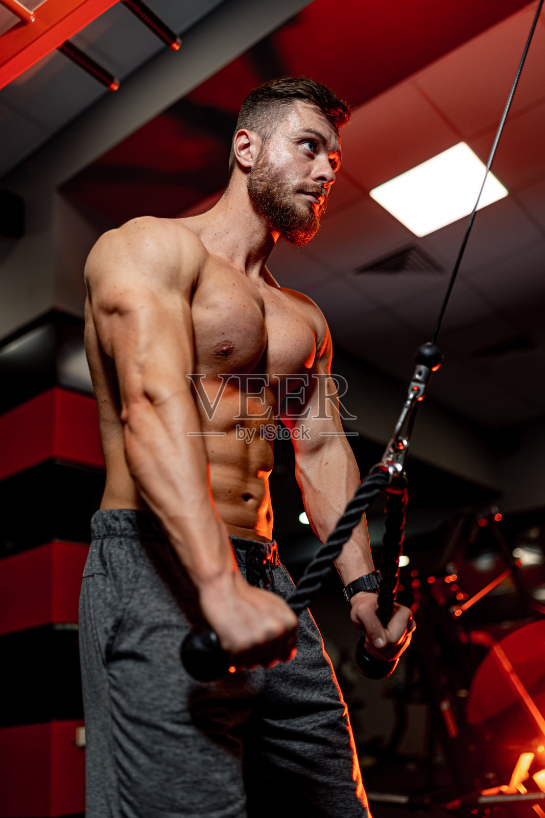 身体强壮的运动员在健身房做俯卧撑练习。手的强度训练。健康的生活方式。照片摄影图片