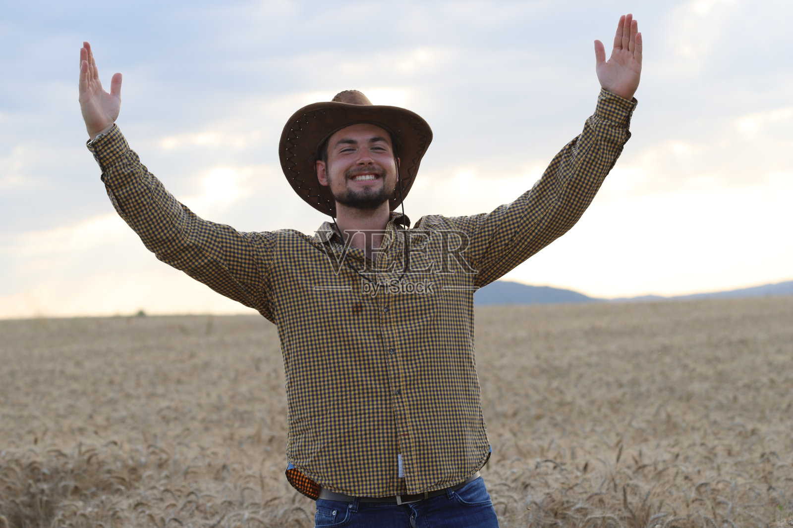 农民享受丰收的后景照片摄影图片