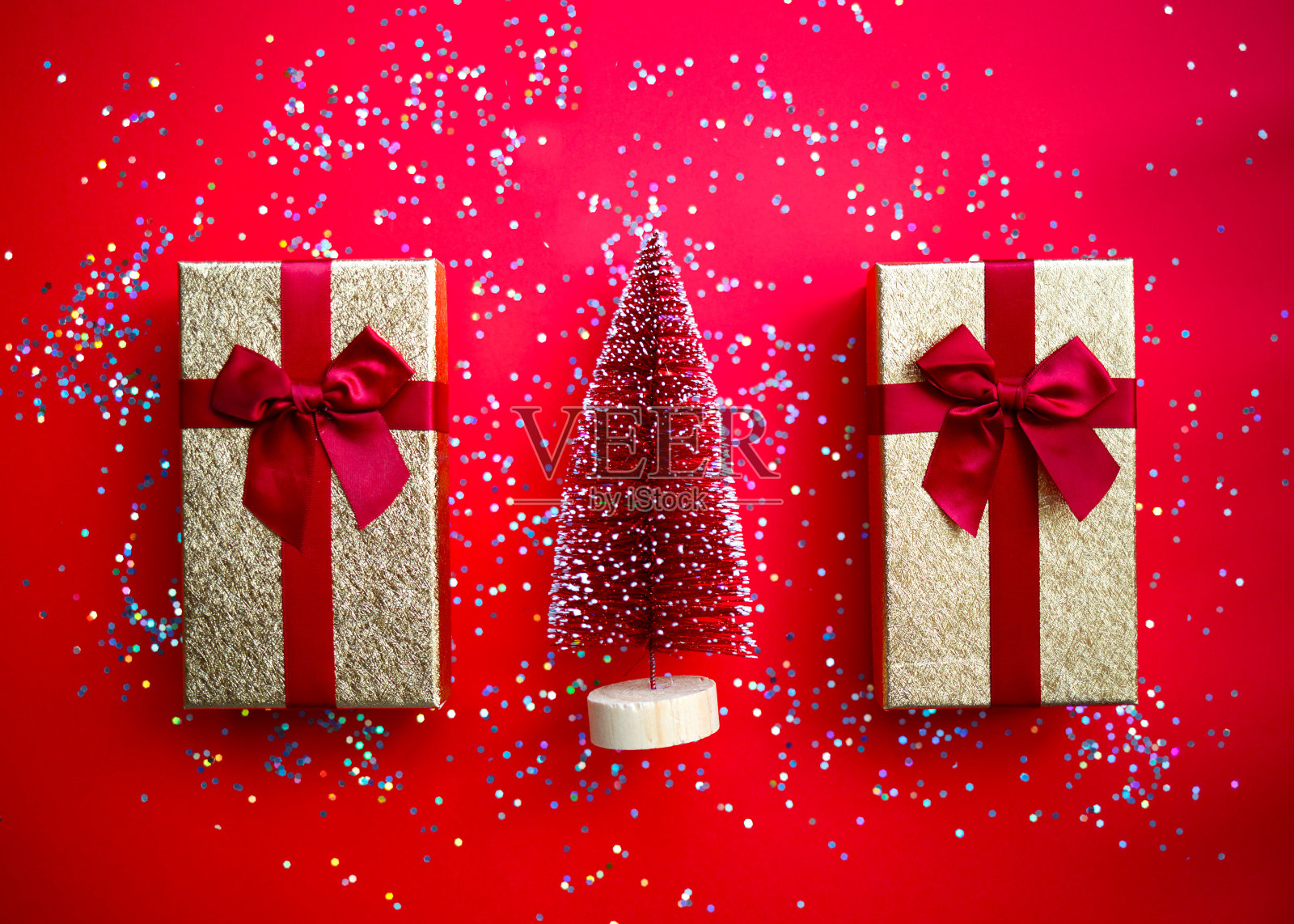 圣诞树和礼物在明亮的红色背景照片摄影图片