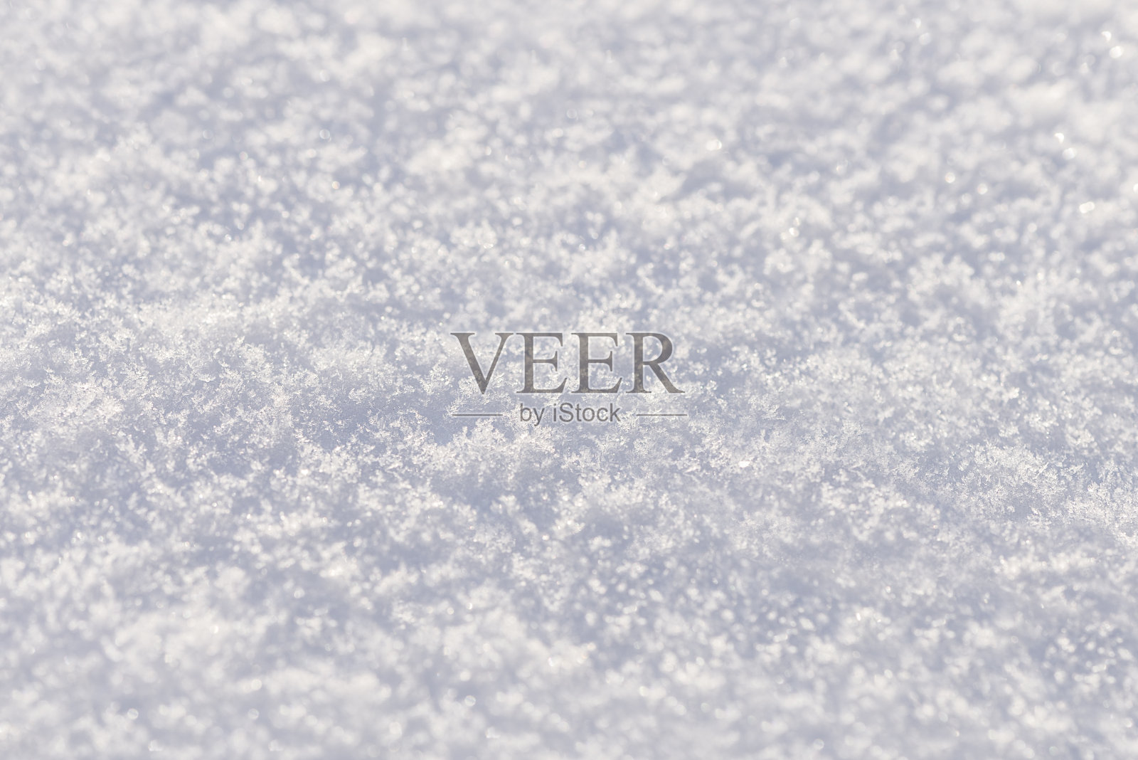 冬季雪自然模糊抽象白色美丽的背景与雪花特写。圣诞节模糊闪亮的散景。照片摄影图片