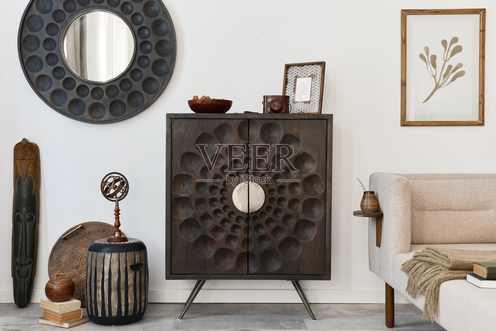 民族客厅的室内设计采用现代的马桶、圆镜、装饰、家具和个人配件。模板。白色的墙。照片摄影图片