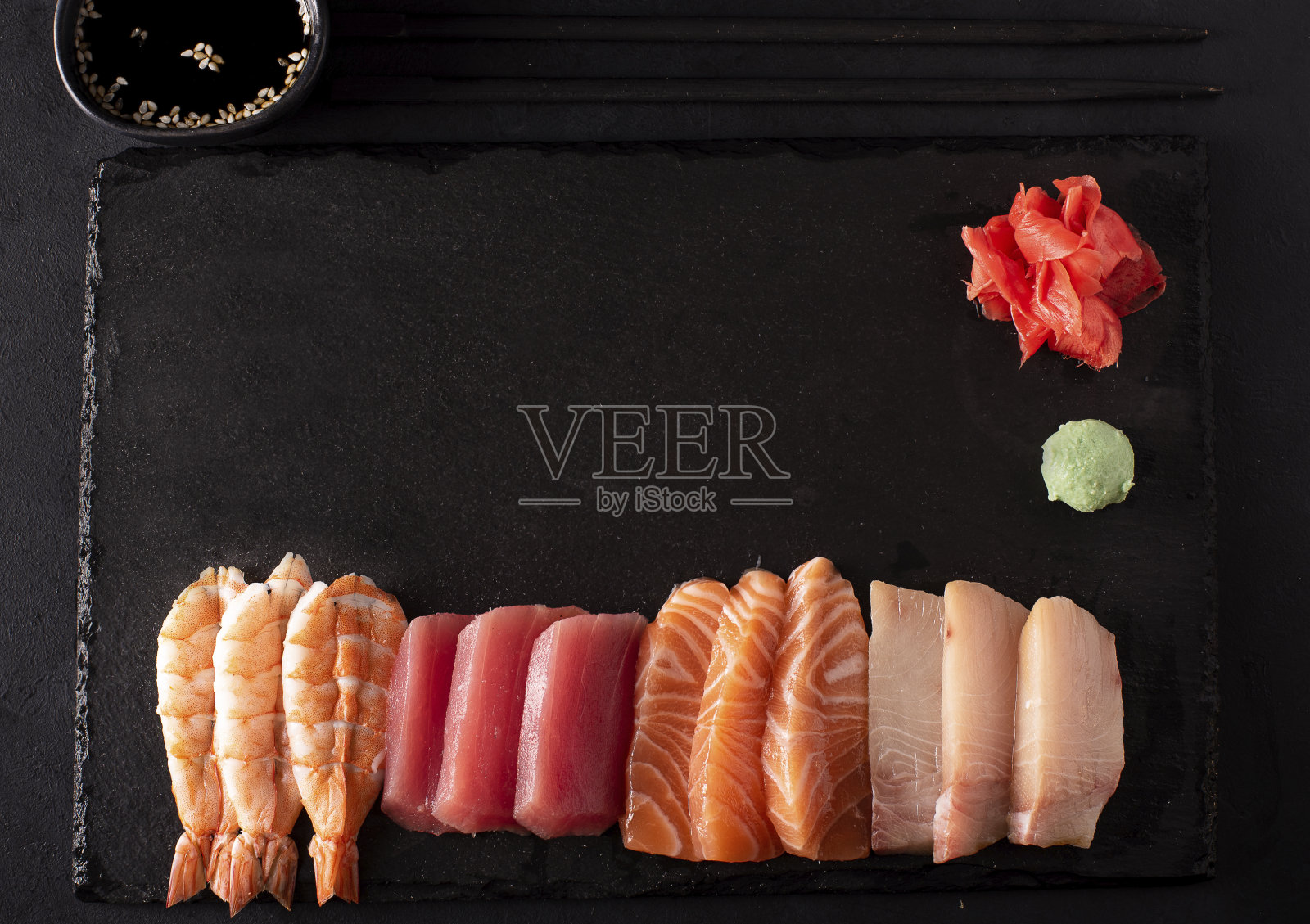 黑板上的生鱼片:三文鱼、虾、金枪鱼和鳗鱼照片摄影图片