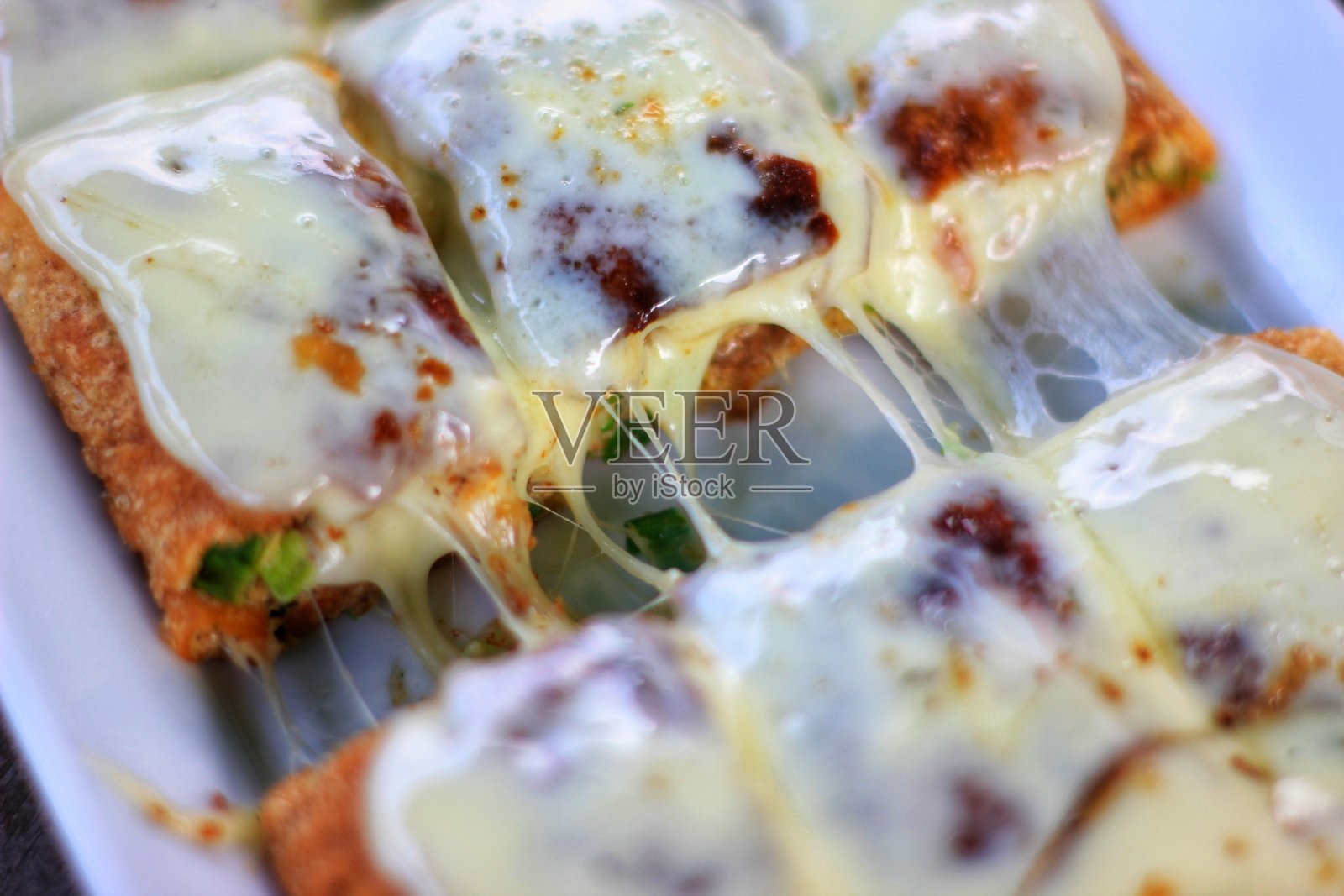 蛋马塔巴克加融化的马苏里拉奶酪，看起来更诱人。各种美味的馅料有一种爬行效应照片摄影图片