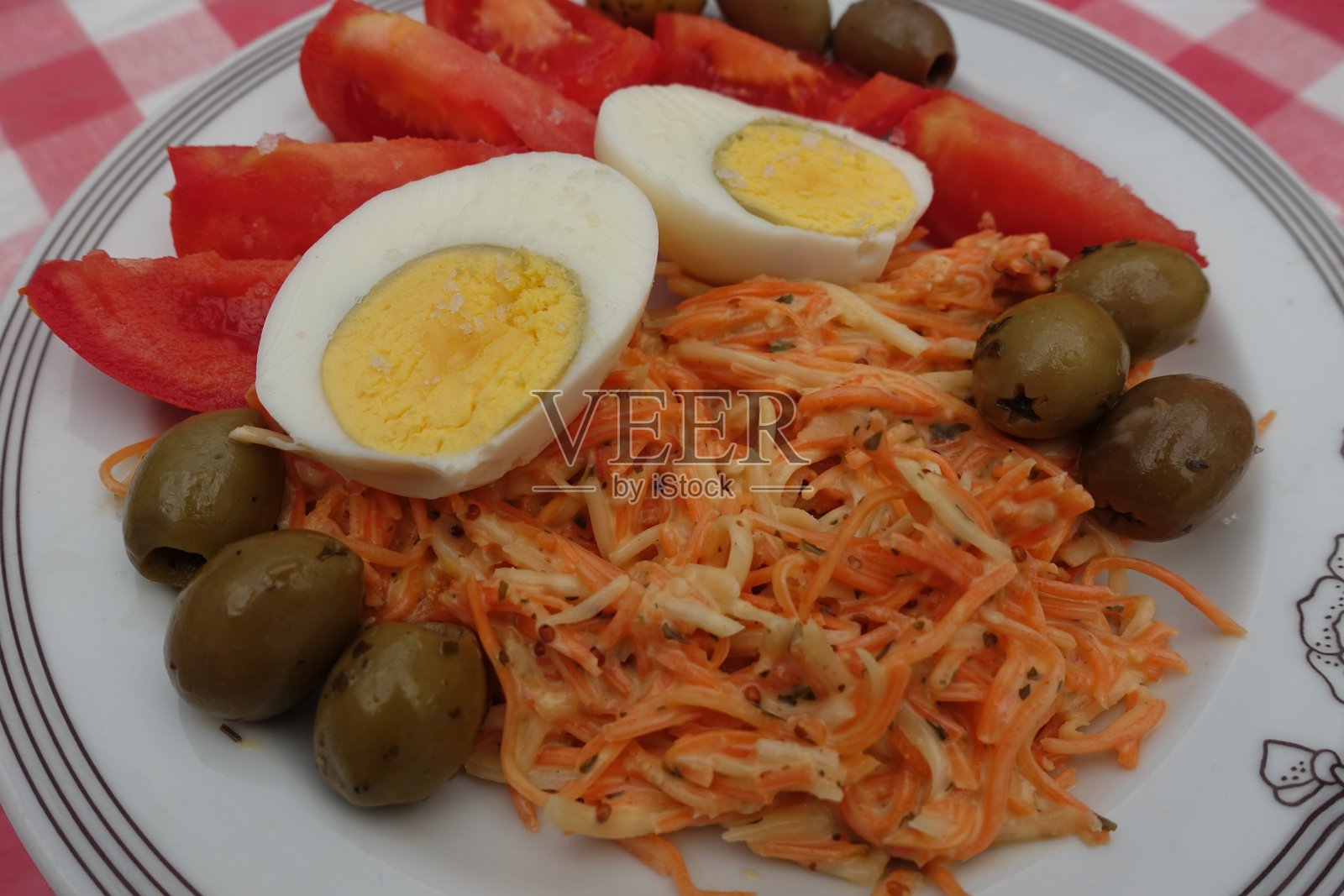 凉拌卷心菜水煮蛋橄榄番茄开胃小菜供餐自助餐照片摄影图片