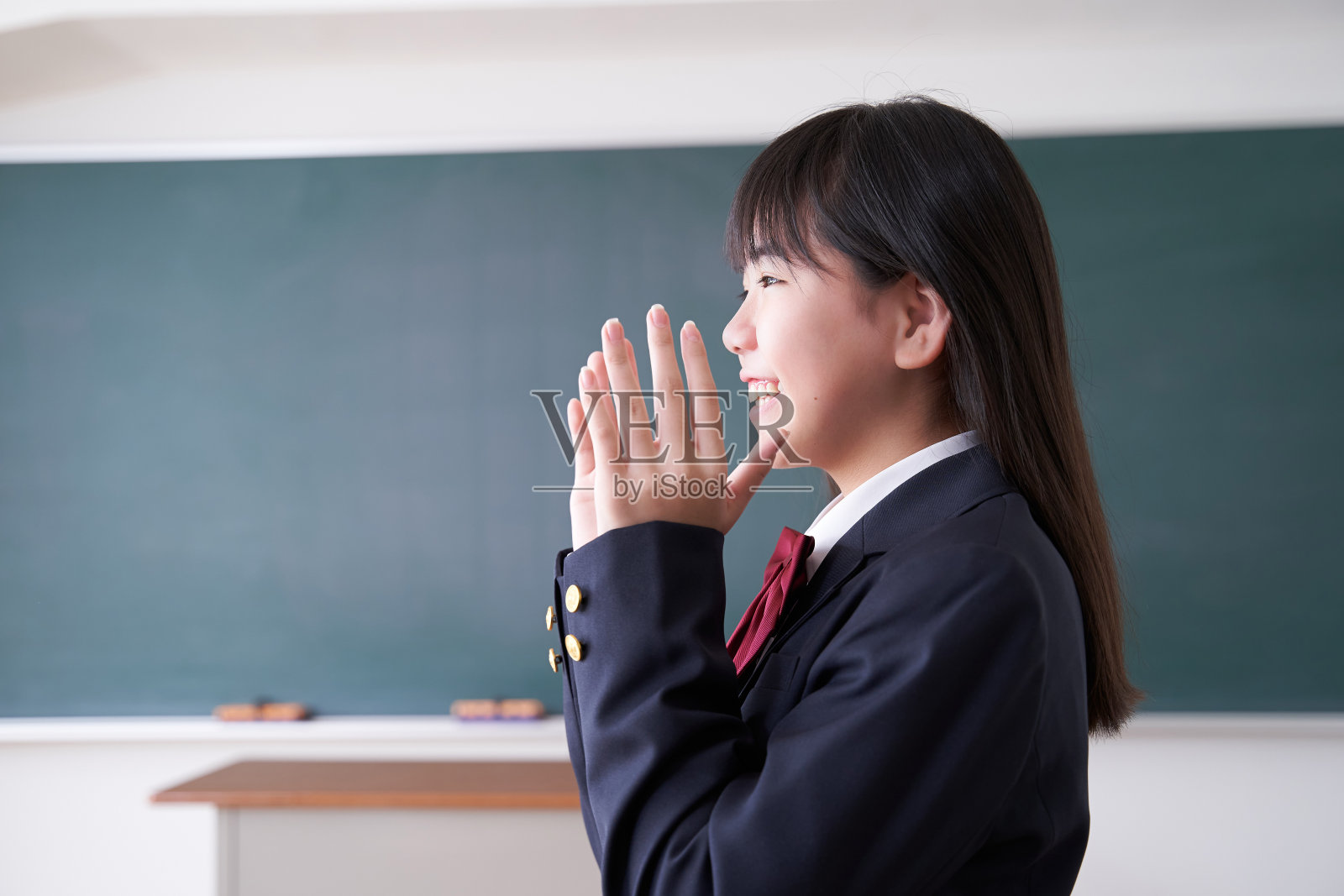 一名日本初中女生在教室里欢呼照片摄影图片