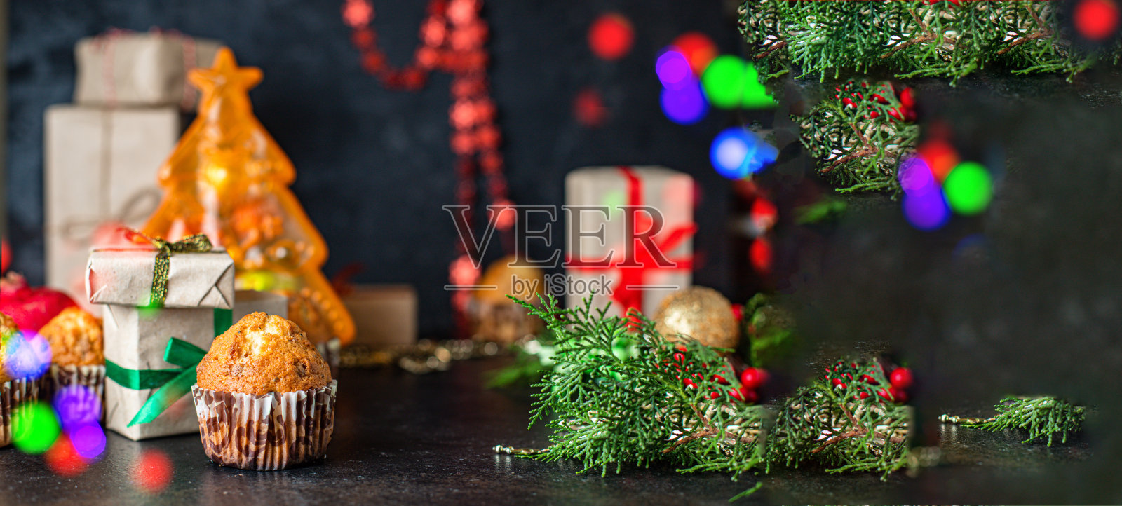 圣诞甜甜点松饼纸杯蛋糕和杯茶节日餐桌设置节日新年礼物俯视图拷贝空间食物背景质朴照片摄影图片