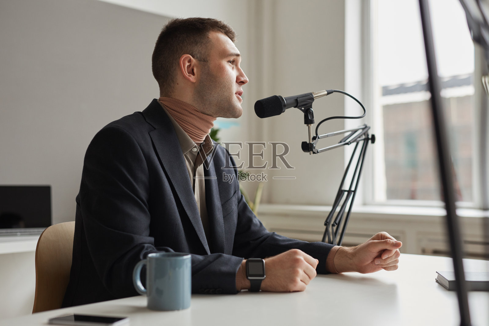 工作中的电台主持人照片摄影图片