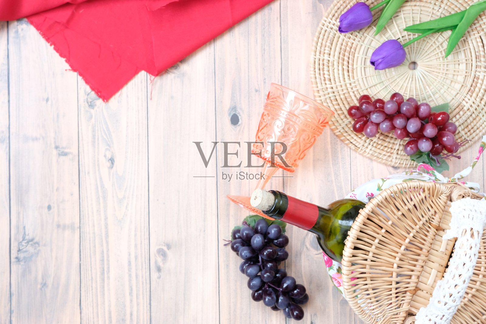俯视图野餐设置在木桌的背景和空间的文字，夏季和假期，红酒和玻璃照片摄影图片