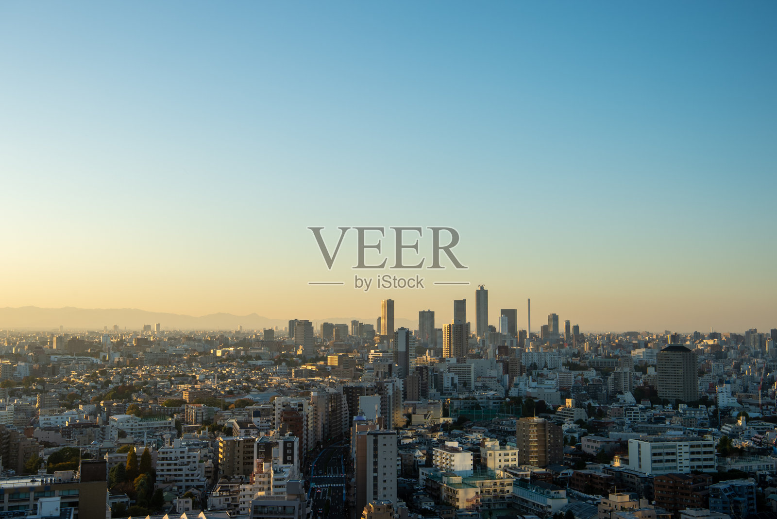 东京的城市景观在晚上从Korakuen，文教区，东京照片摄影图片