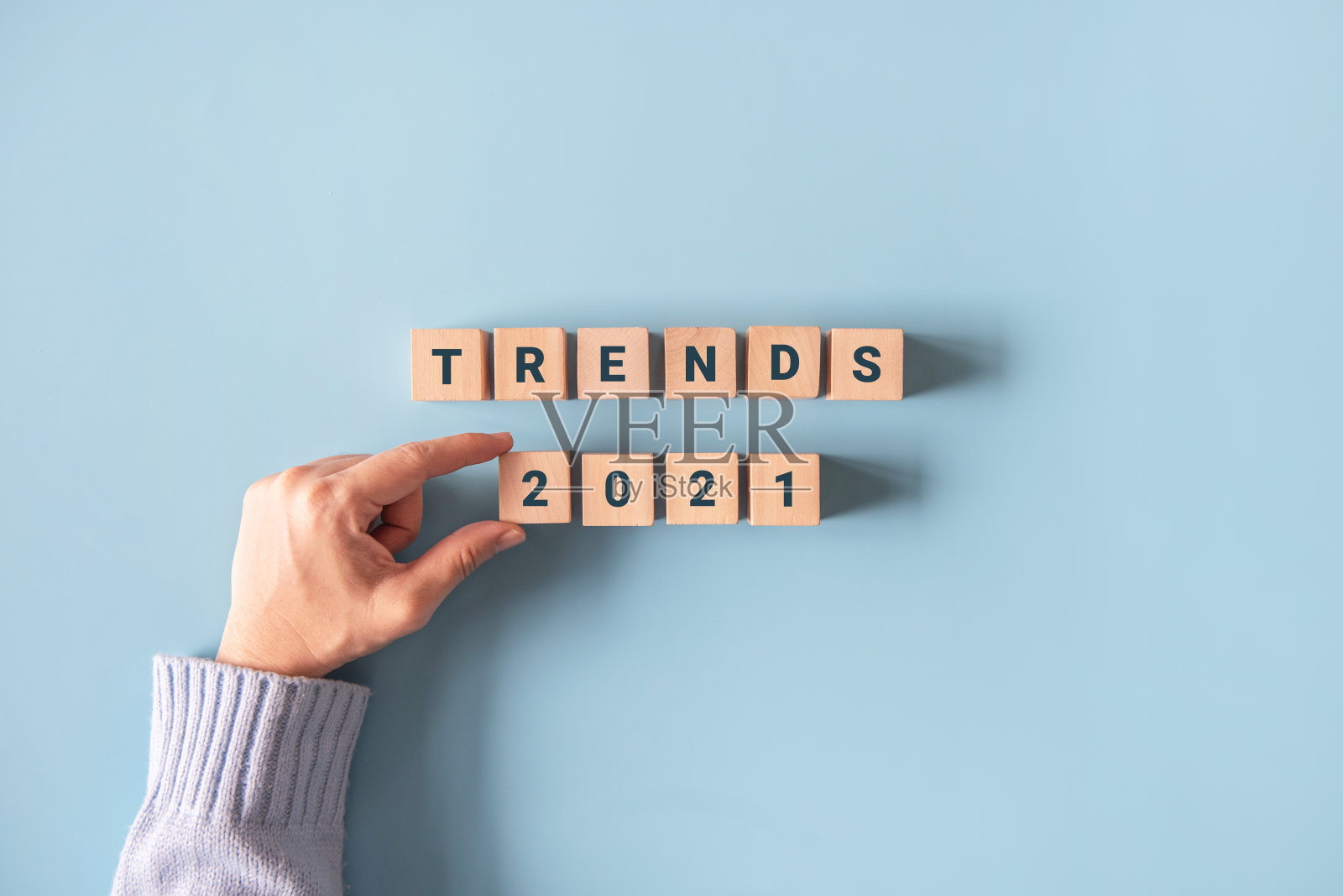 手持木块，上面写着“趋势2021”。照片摄影图片