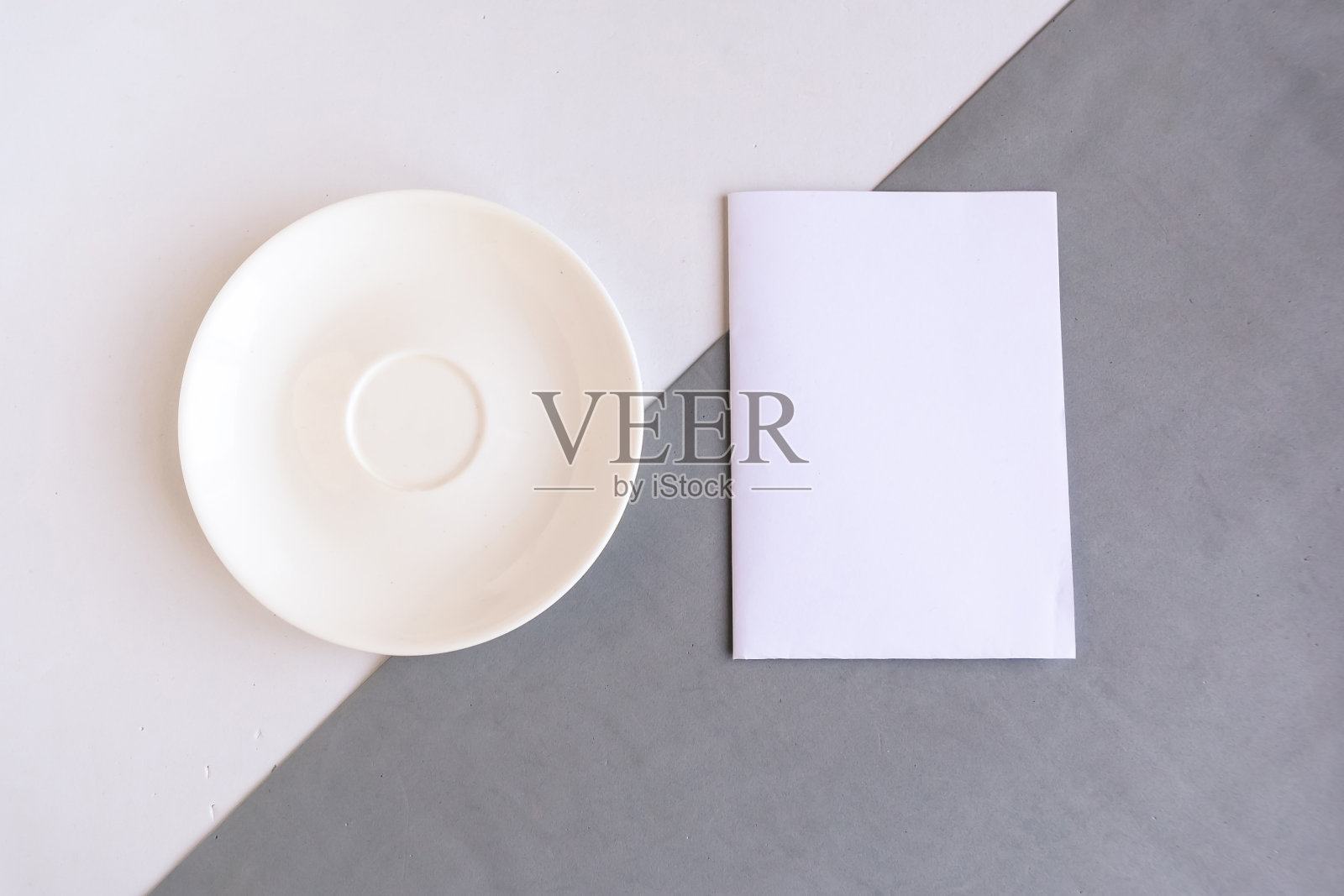 在彩色背景上空盘子和样板空白。为文本复制空间。最小的概念照片摄影图片