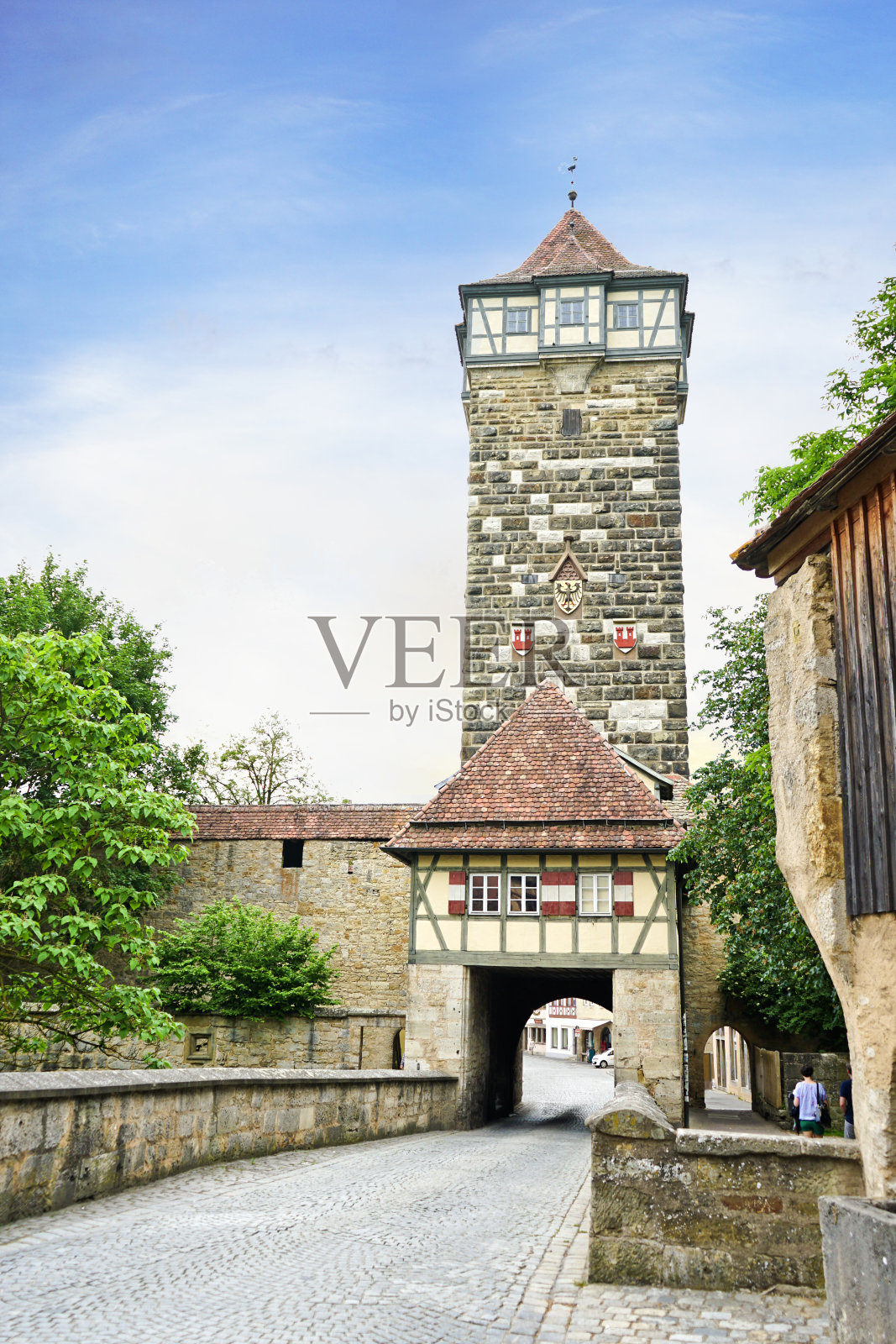 德国巴伐利亚州陶贝尔堡的古城堡门和城堡塔照片摄影图片