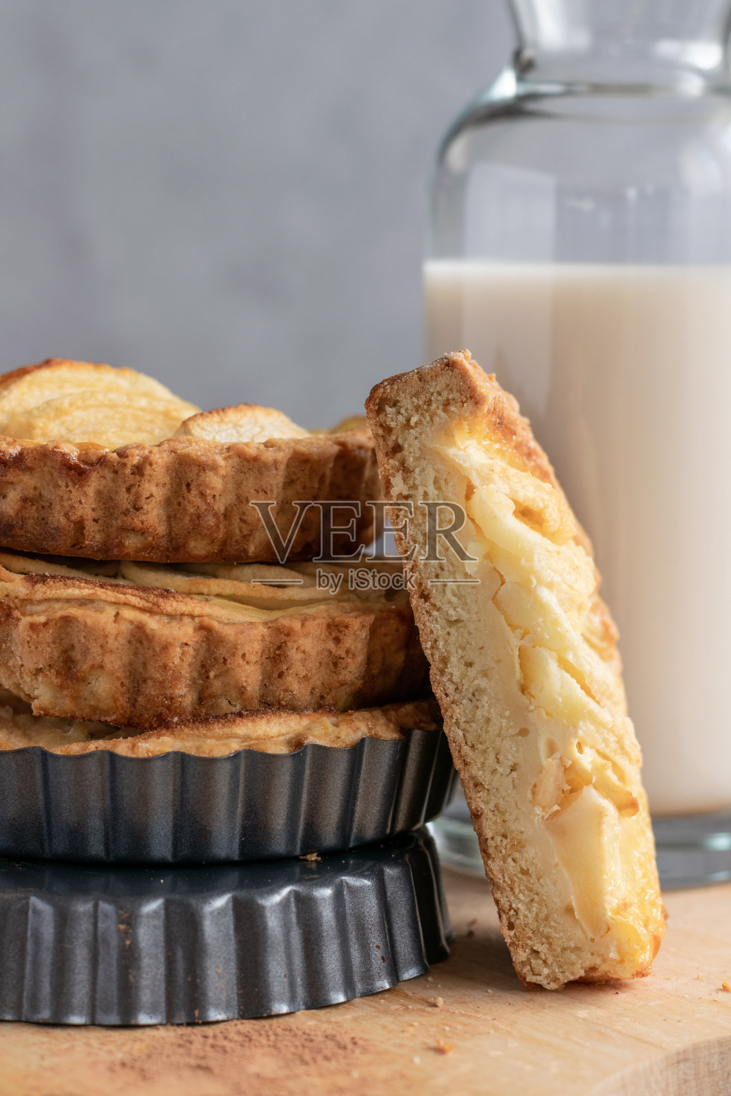 准备吃苹果派在灰色的背景照片摄影图片