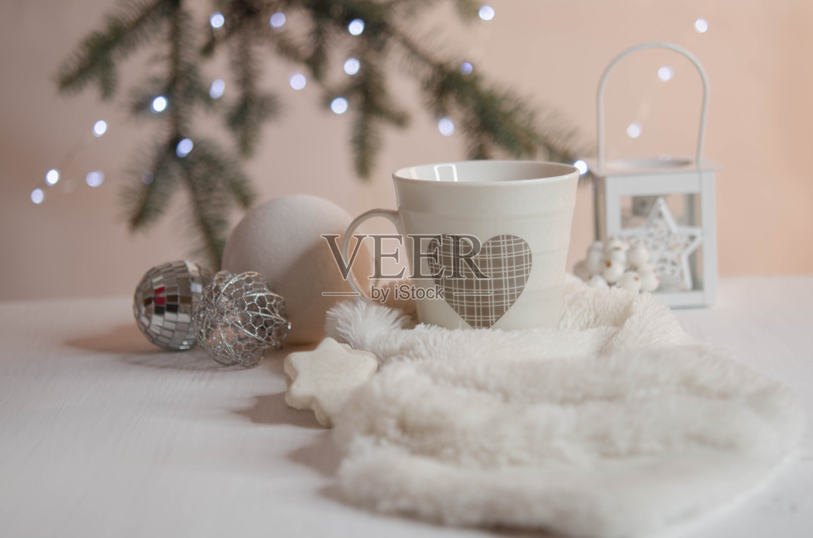 微笑的姜饼人站在雪花杯旁边。背景是一盘额外的饼干和散焦的节日灯光。特写与浅自由度。包含用于文本的复制空间。照片摄影图片