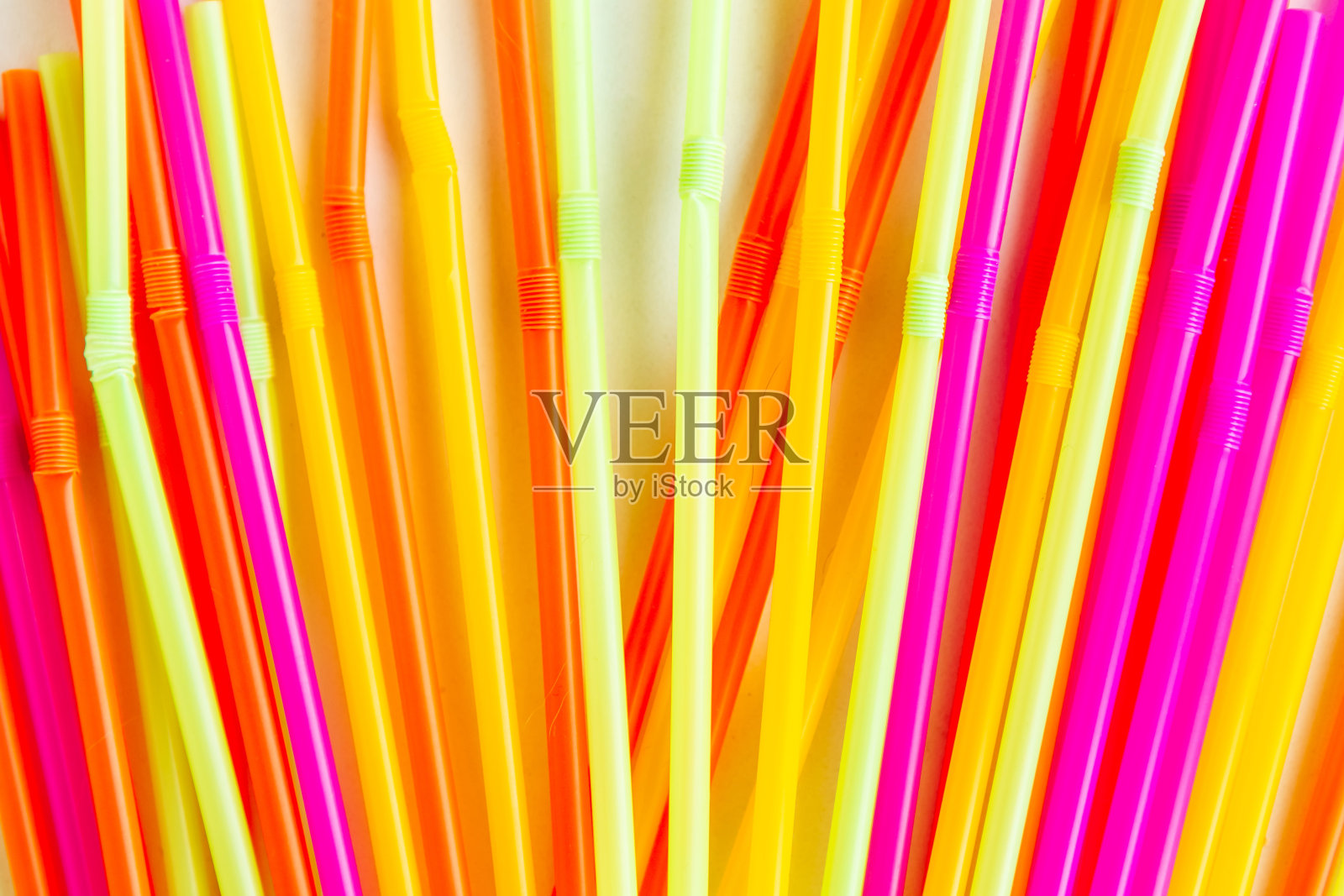 多色塑料饮鸡尾酒吸管图案，俯视图。鸡尾酒。照片摄影图片