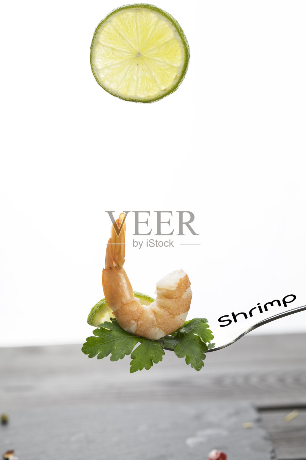 虾放在叉子上，放置你的文字，孤立在白色背景上照片摄影图片