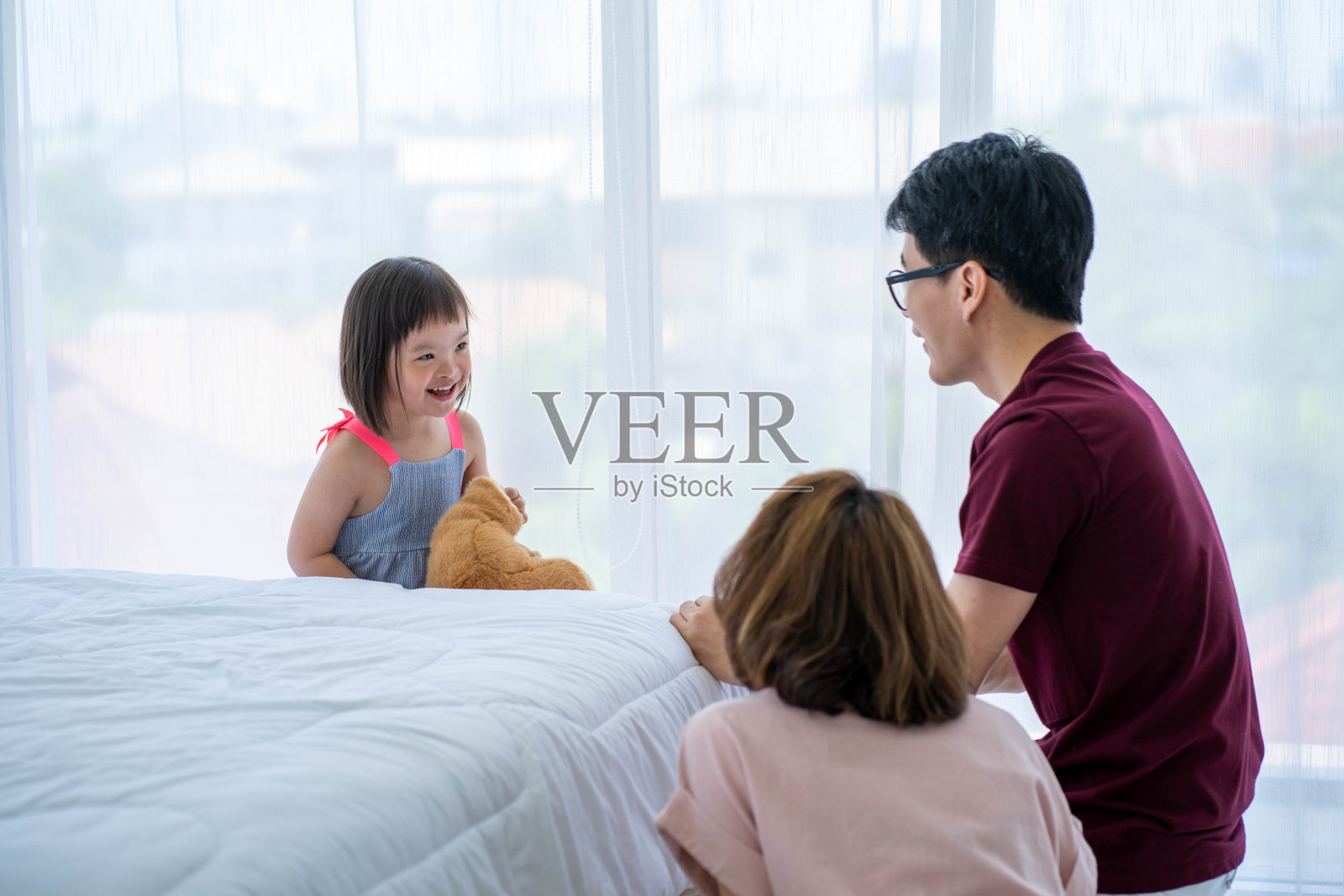 患有自闭症的亚洲儿童在幼儿园玩球，注意保持社交距离照片摄影图片