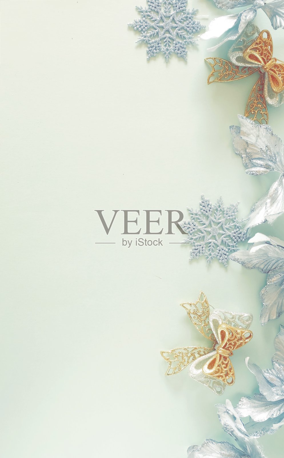 圣诞节的背景。圣诞节或新年装饰的蓝色背景与空白的文本复制空间。明信片或邀请的假日概念。顶级view.toned照片摄影图片