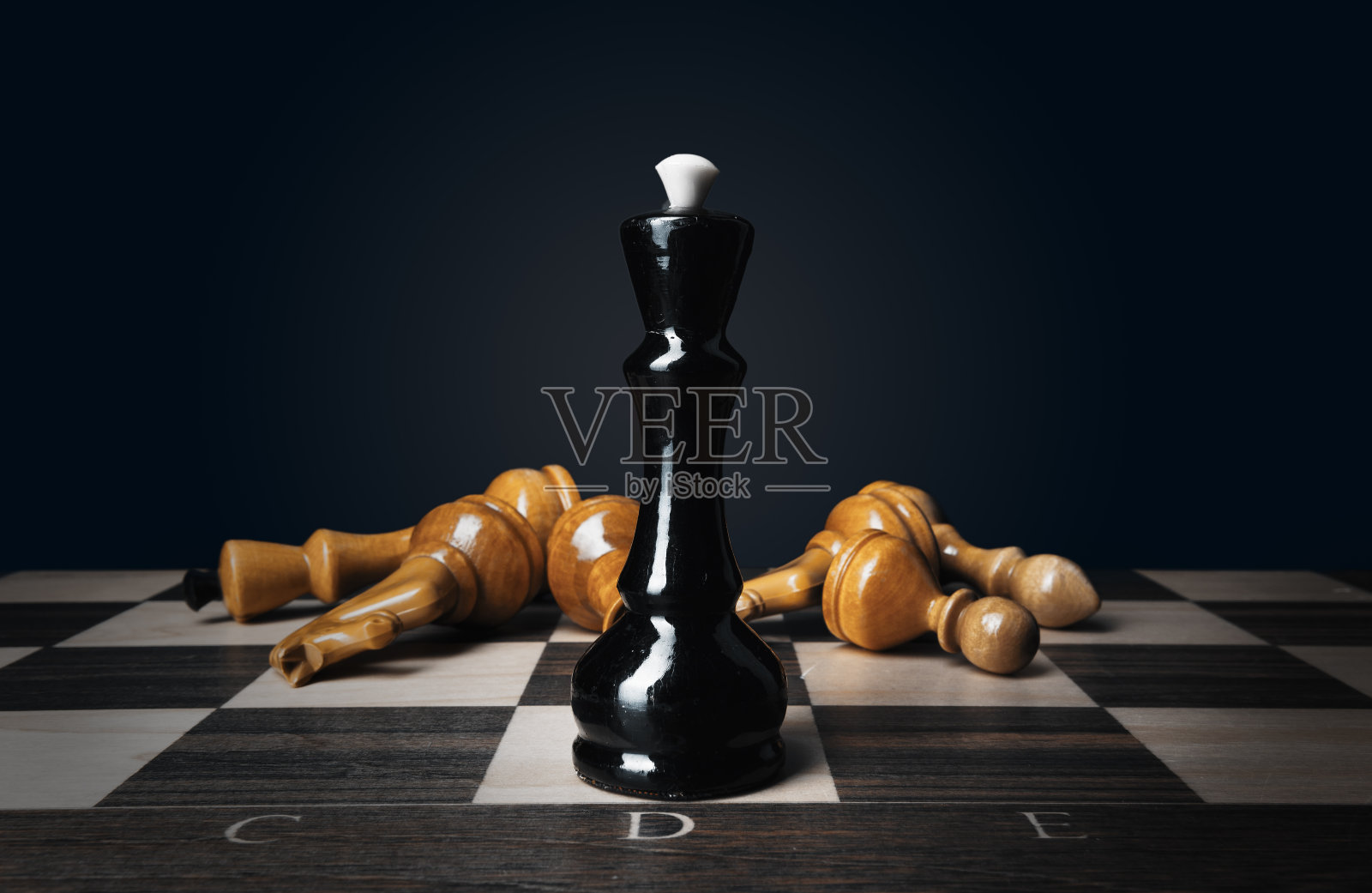 在黑暗背景上有数字的棋盘照片摄影图片