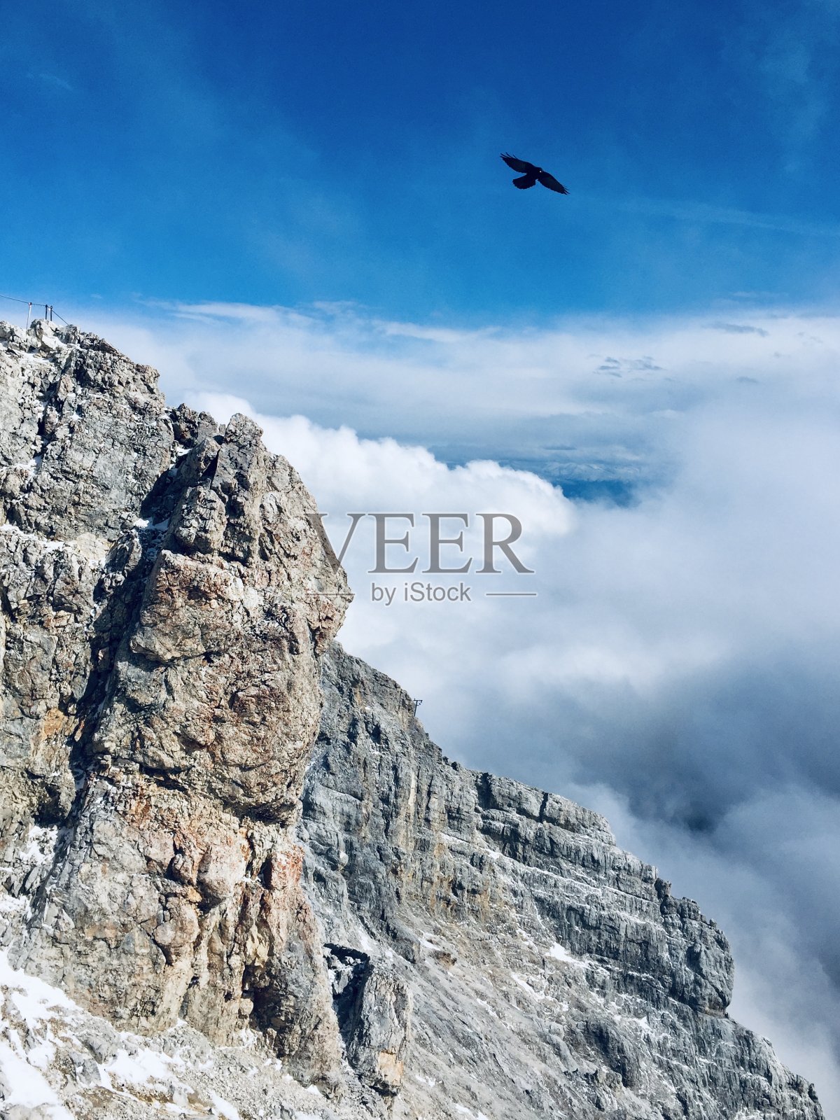 Zugspitze海拔2,962米，是Wetterstein山脉的最高峰，也是德国的最高峰。它位于Garmisch-Partenkirchen镇的南部，奥德边境在它的西部顶峰。照片摄影图片