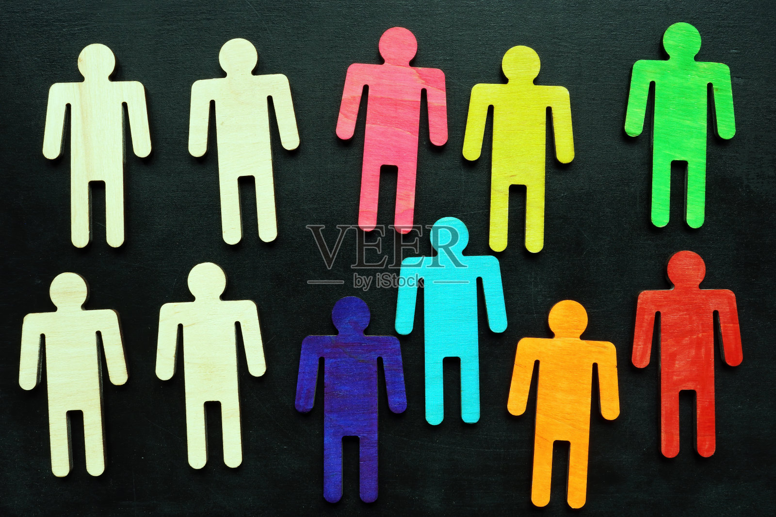 平等和多样性的概念。黑板上的彩色小雕像。照片摄影图片
