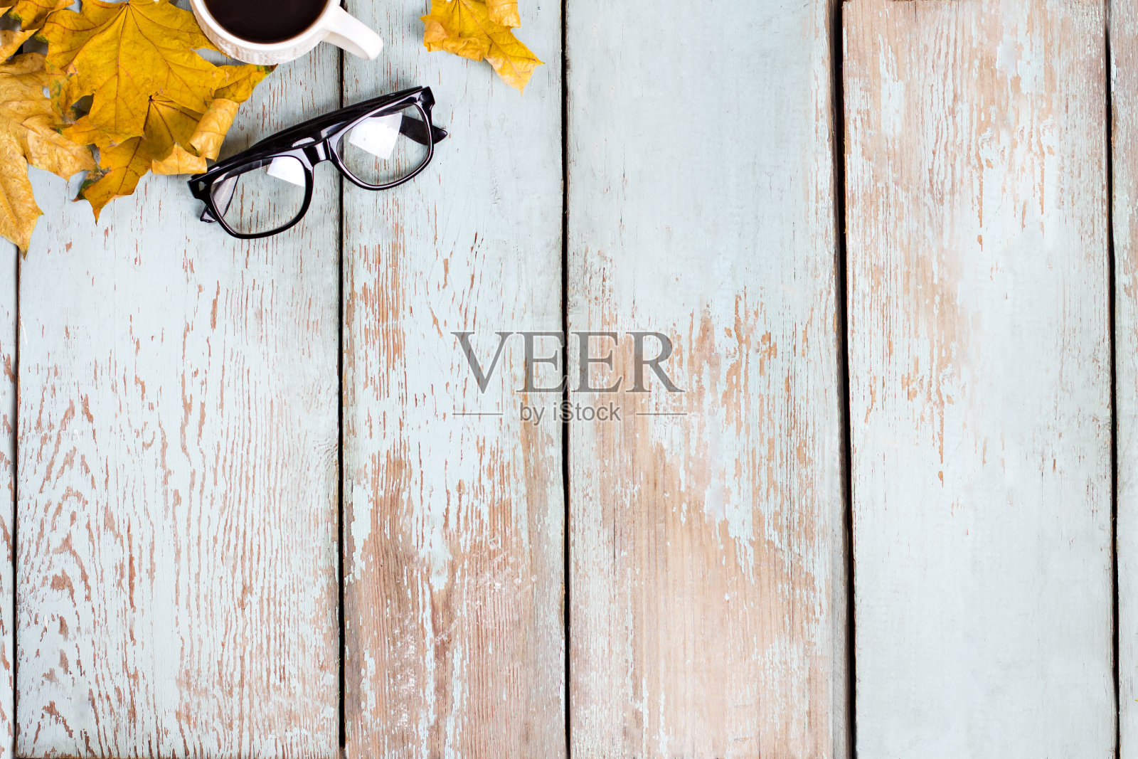 秋天的构图，南瓜，树叶，毯子和咖啡在轻木板上。照片摄影图片