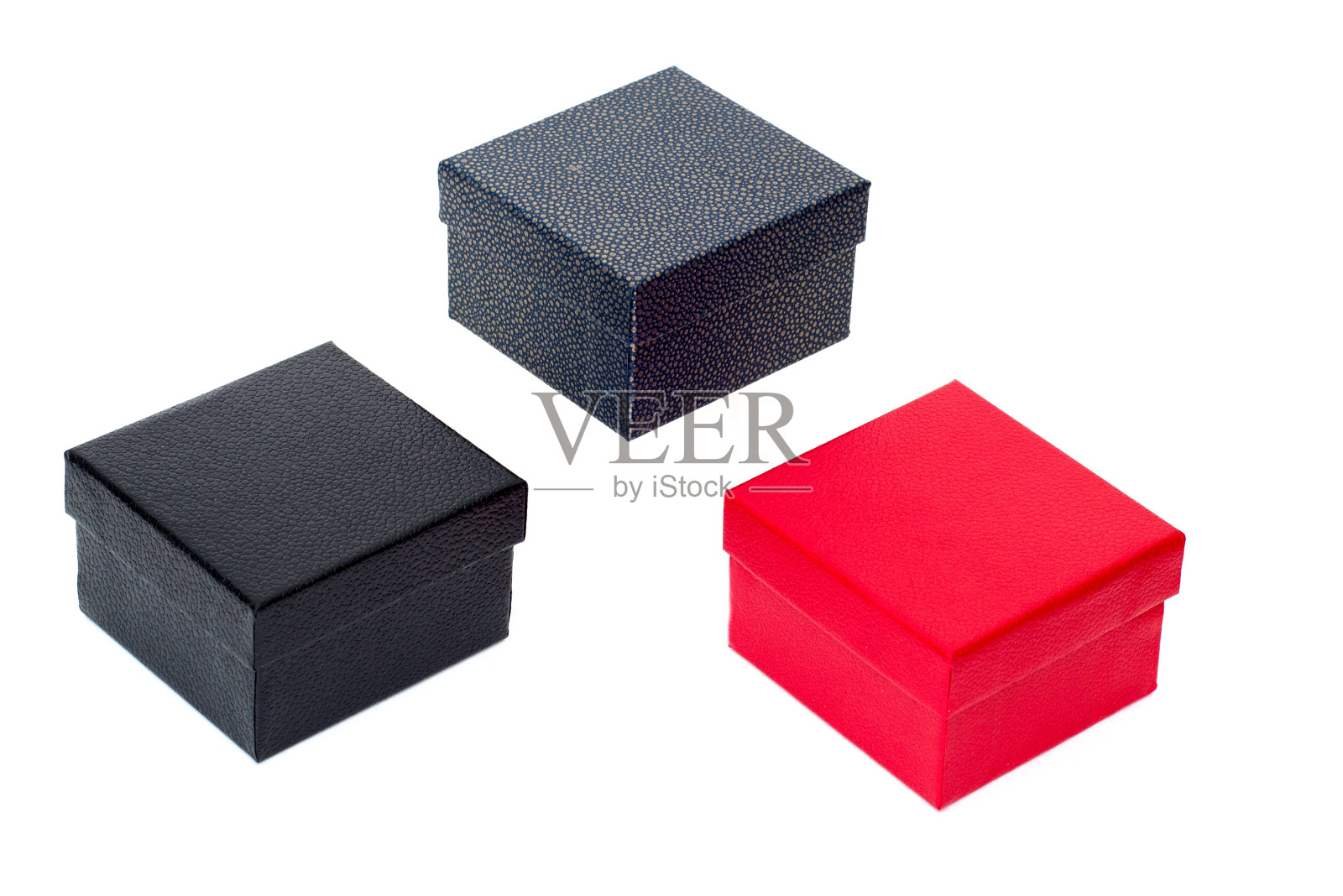 礼品盒是红灰黑，以白色为背景，隔热，复制空间，照片摄影图片