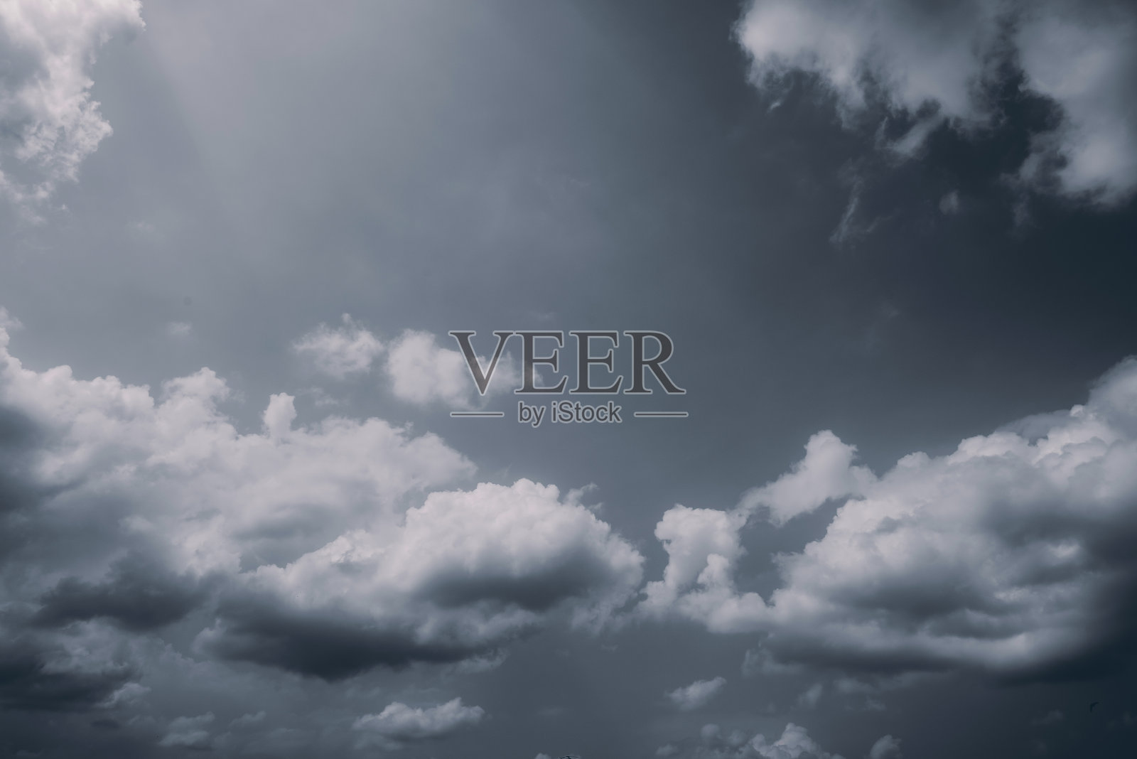 有背景的乌云，雷暴前的乌云。照片摄影图片