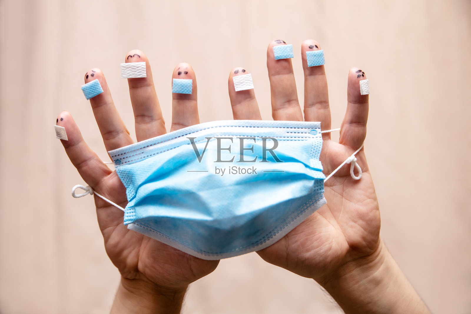 双手和手指数字戴着外科口罩，概念社会距离在冠状病毒流行的日子照片摄影图片