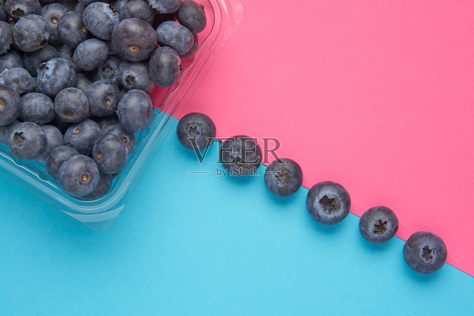蓝莓蓝背景的创意布局。平的。食品的概念。宏观的概念。照片摄影图片