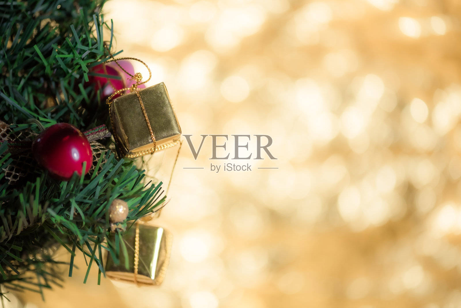 抽象模糊圣诞树背景。照片摄影图片