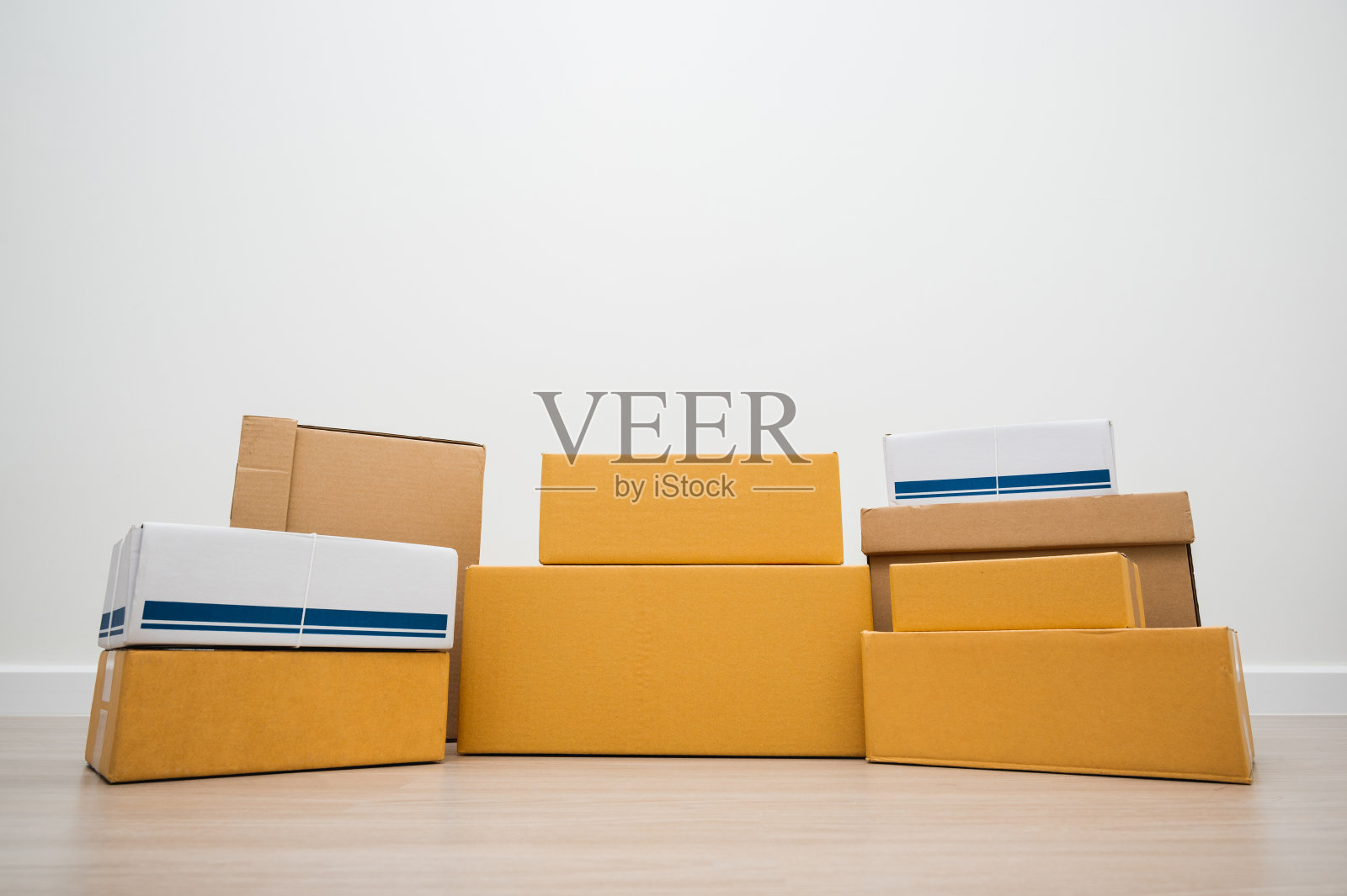 在空白空白的白色背景上堆叠纸箱包裹纸板模型。照片摄影图片