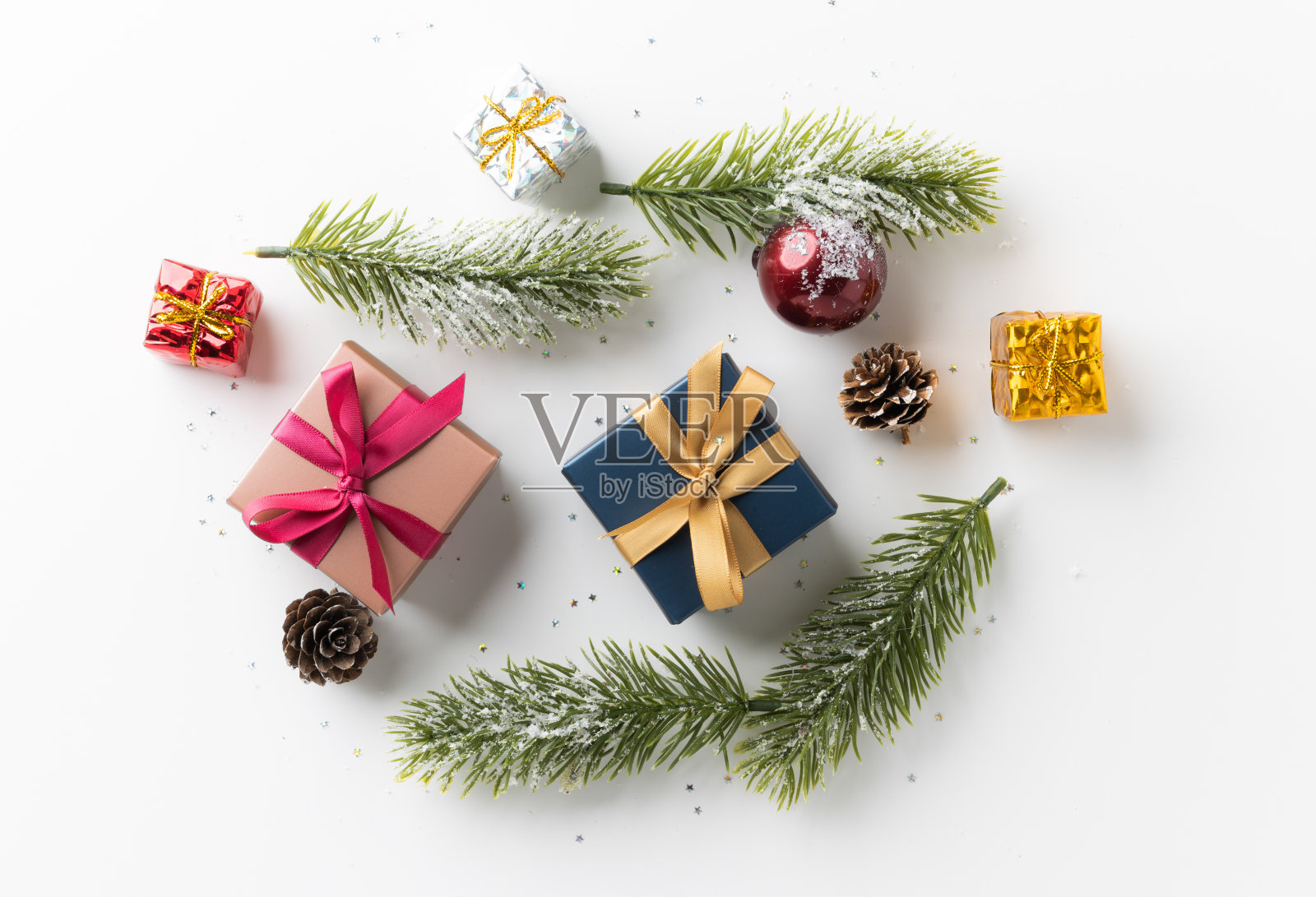 俯视图装饰的圣诞模型安排在最小的风格。圣诞快乐和新年快乐的节日背景概念。照片摄影图片