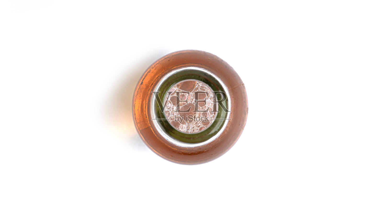 白色背景上的一瓶淡啤酒。从上往下看照片摄影图片