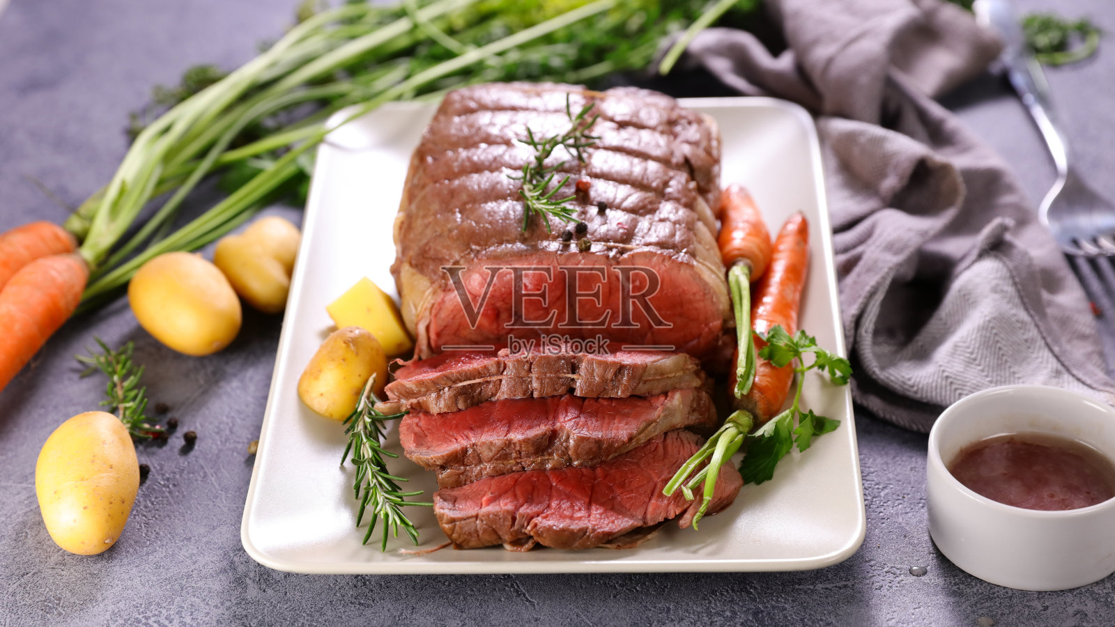 烤牛肉，酱汁和蔬菜照片摄影图片