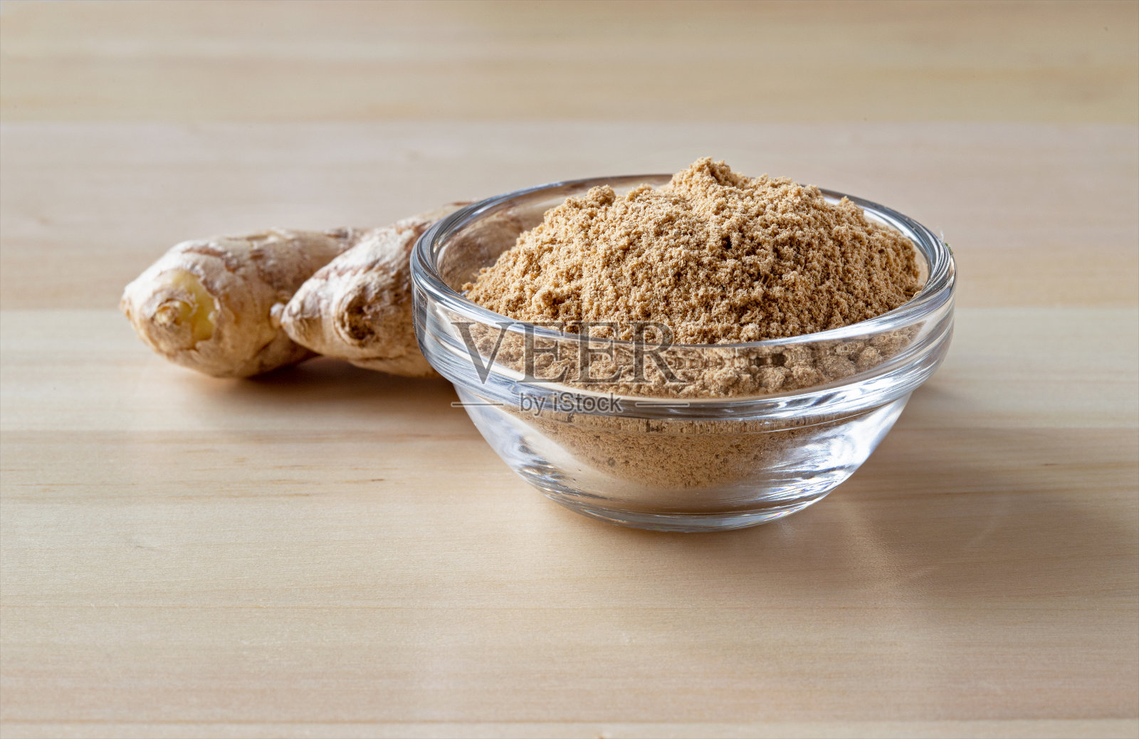 磨碎的姜和生姜根在木制的背景上照片摄影图片